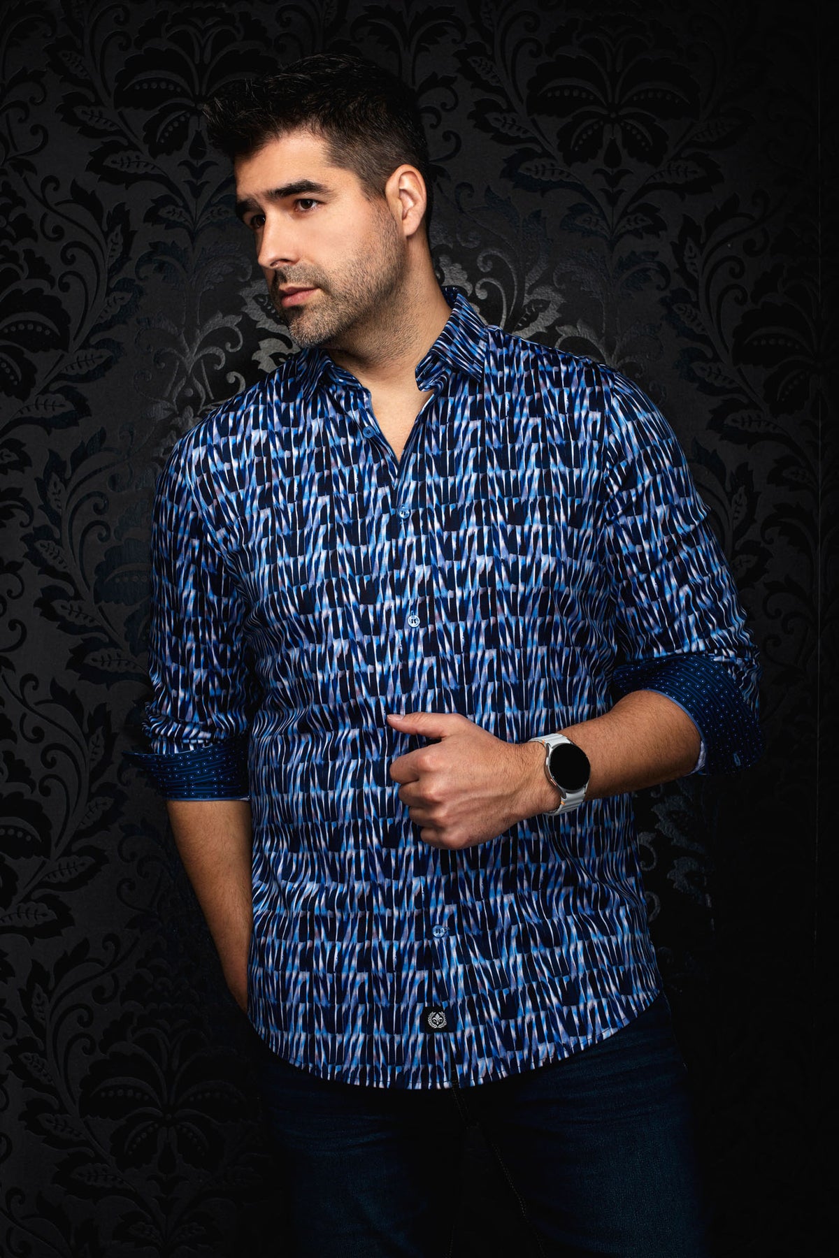 Vue avant d’une chemise boutonnée bleue à imprimé abstrait avec poignets retroussés contrastants pour homme par Au Noir