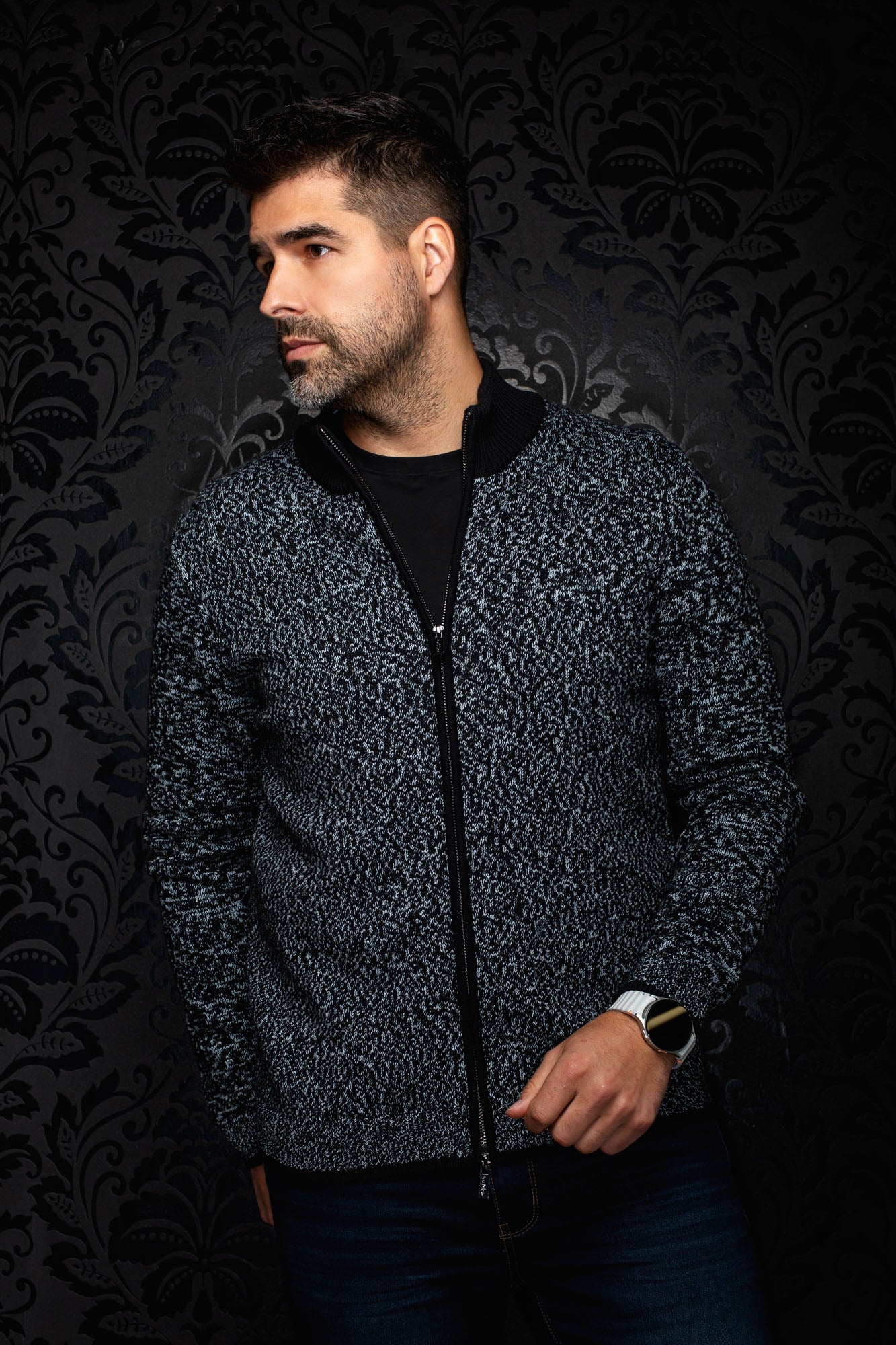 Veste en cachemire zippée en tricot noir et gris pâle avec col montant pour homme par Au Noir, vue de face sur modèle