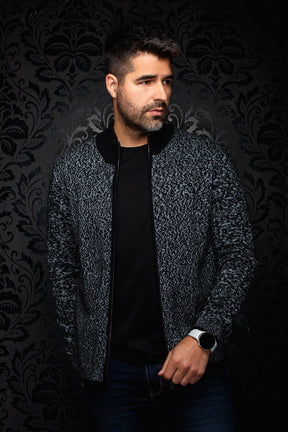 Veste en cachemire zippée en tricot noir et gris pâle à col côtelé noir pour homme par Au Noir, vue de face sur modèle