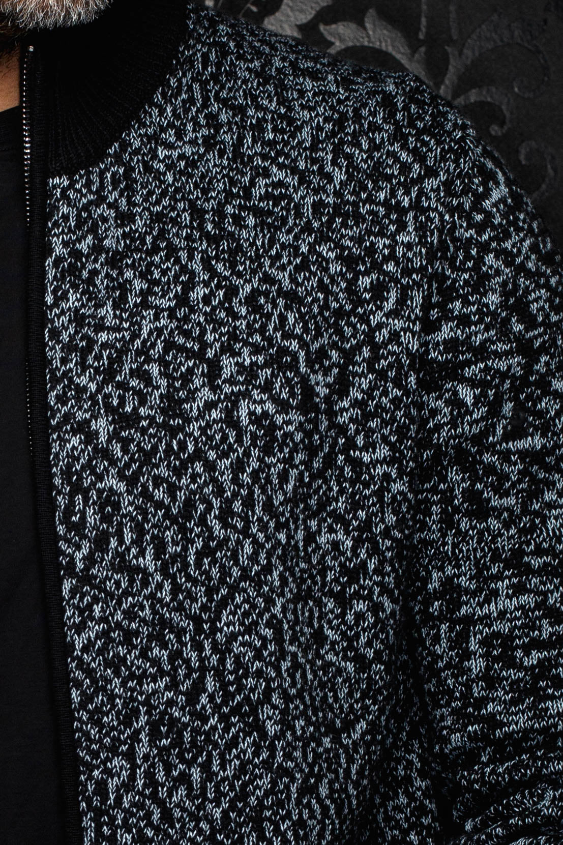 Texture tricotée noir et gris pâle de la manche et devant de la veste en cachemire pour homme par Au Noir, en gros plan