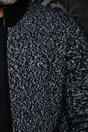 Texture tricotée noir et gris pâle de la manche et devant de la veste en cachemire pour homme par Au Noir, en gros plan