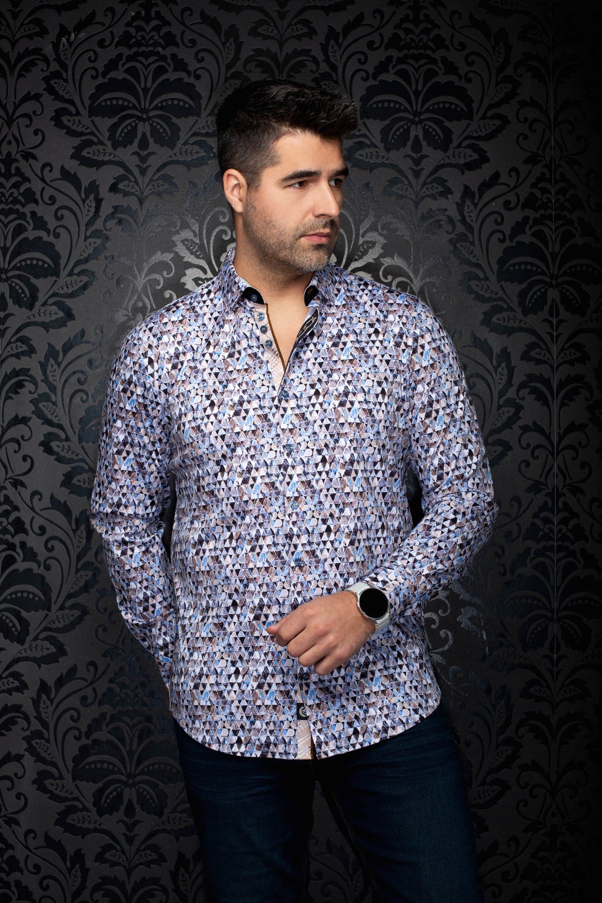 Chemise boutonnée à motif géométrique bleu pâle et blanc, patte contrastante pour homme par Au Noir, vue de face