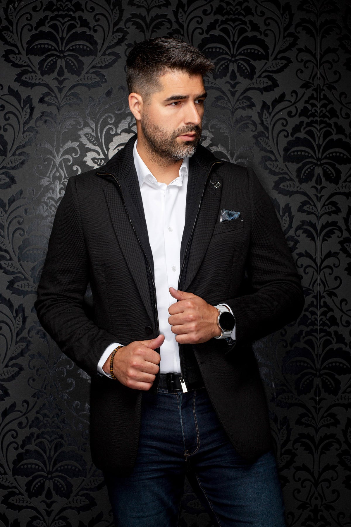 Veston noir texturé avec insert en tricot zippé, vue avant centrée sur mannequin pour homme par Au Noir