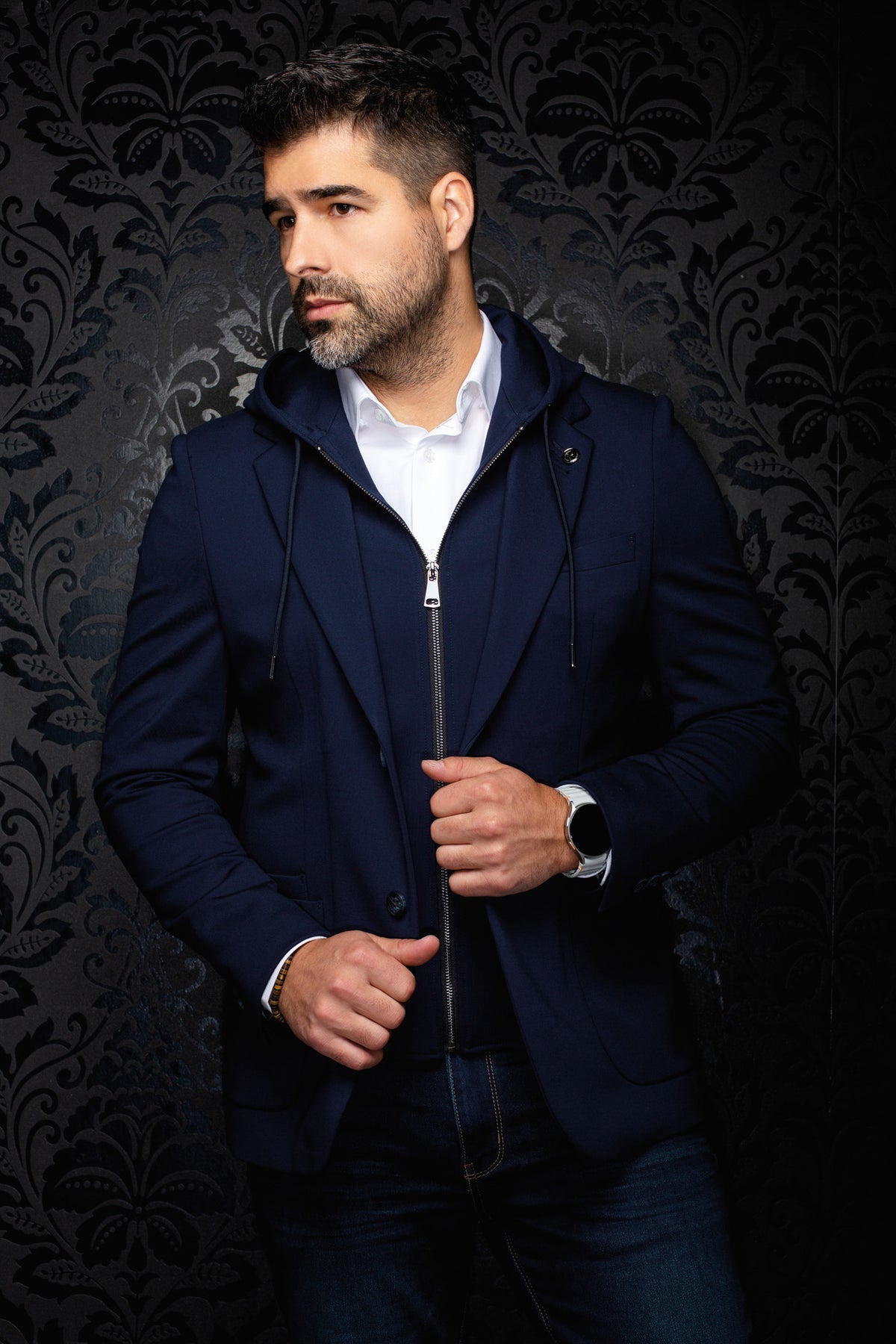 Veston bleu marine avec insert à capuchon zippé, cordons et bouton simple pour homme par Au Noir, vue de face