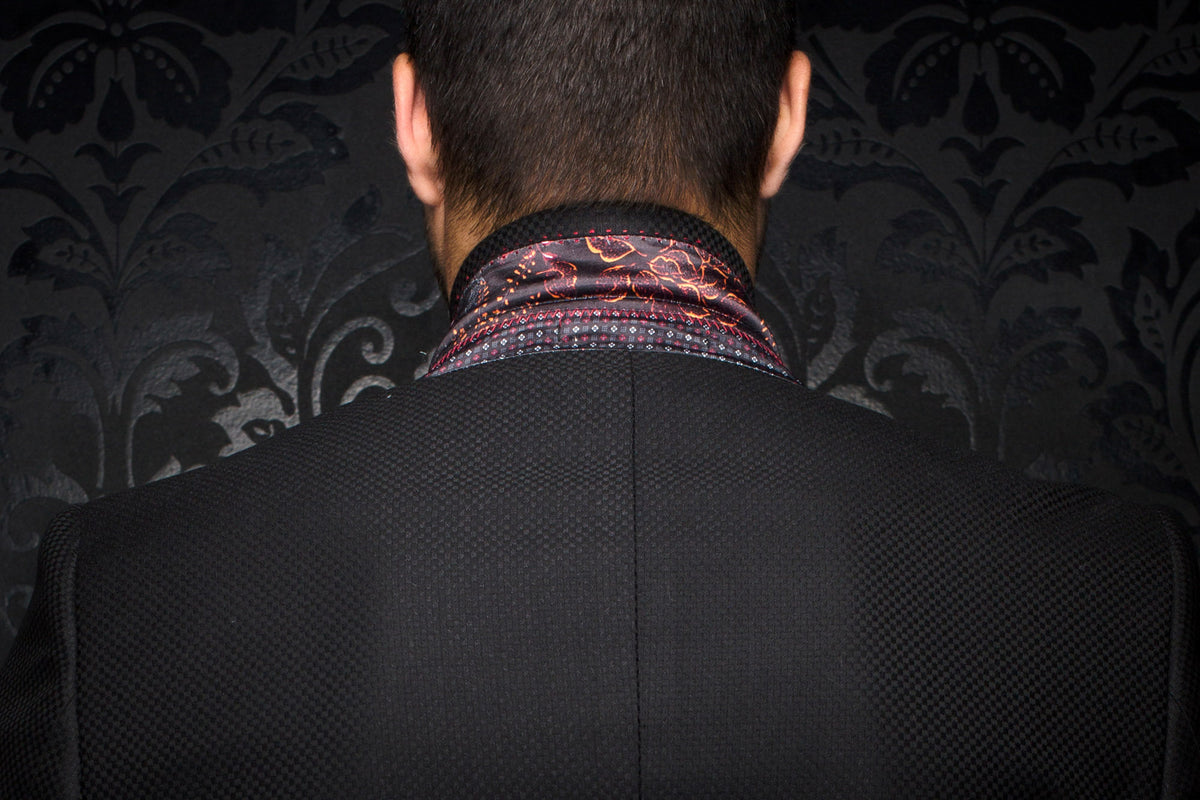 Gros plan dos d’un veston noir texturé avec doublure de col à motif et couture centrale pour homme par Au Noir