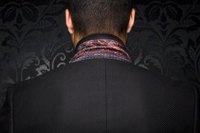 Gros plan dos d’un veston noir texturé avec doublure de col à motif et couture centrale pour homme par Au Noir
