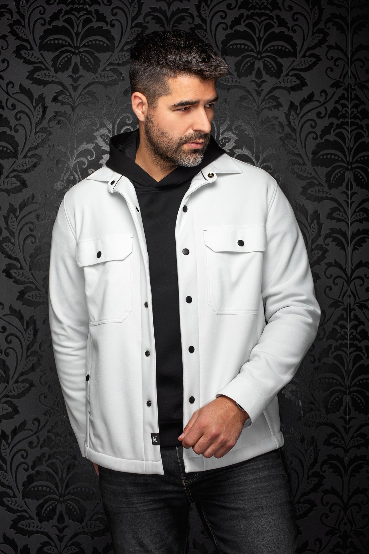 Surchemise blanche vue de face, boutons-pression noirs et poches poitrine à rabat pour homme par Au Noir
