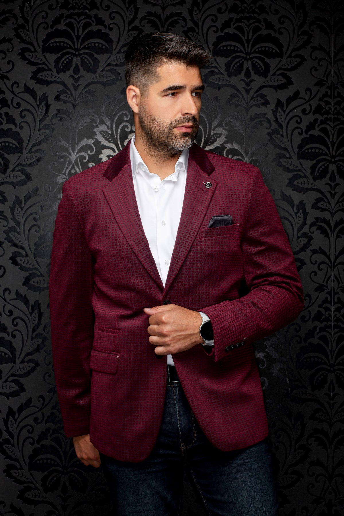 Veston bourgogne à microcarreaux, revers crantés et accents foncés pour homme par Au Noir, vue de face