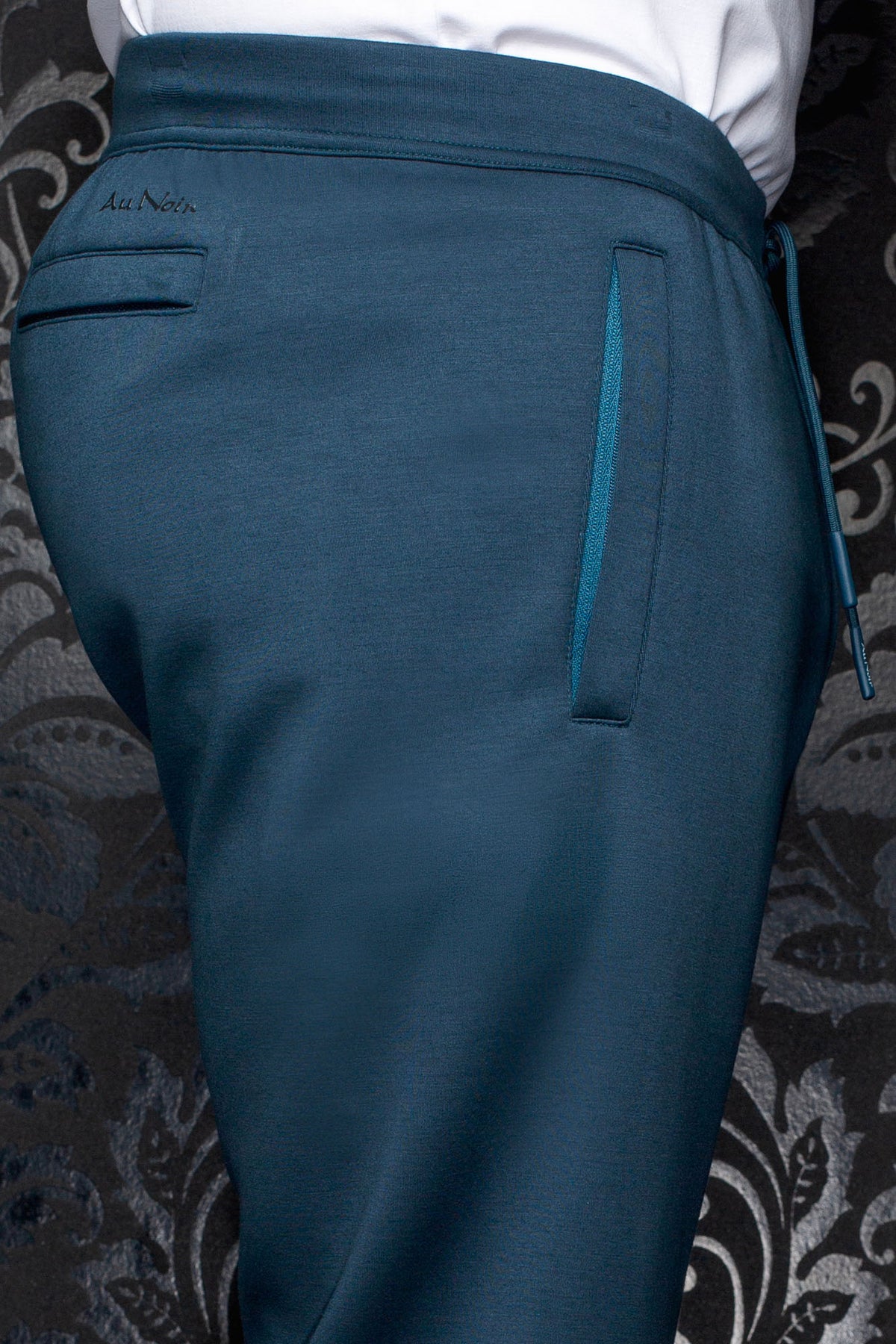 Pantalon jogging bleu sarcelle avec taille élastique, poche arrière et logo Au Noir pour homme, en gros plan