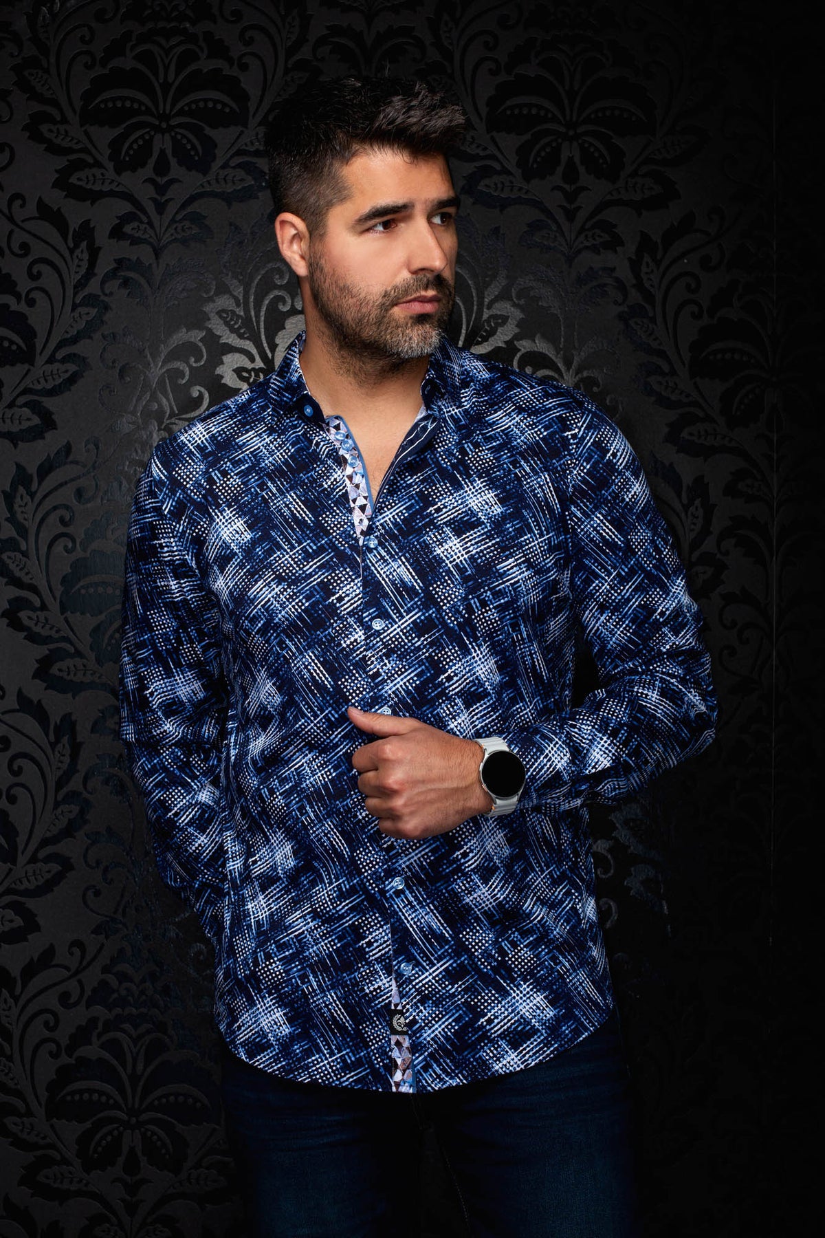 Chemise boutonnée bleu marine à motif quadrillé abstrait blanc et bleu pour homme par Au Noir, vue avant