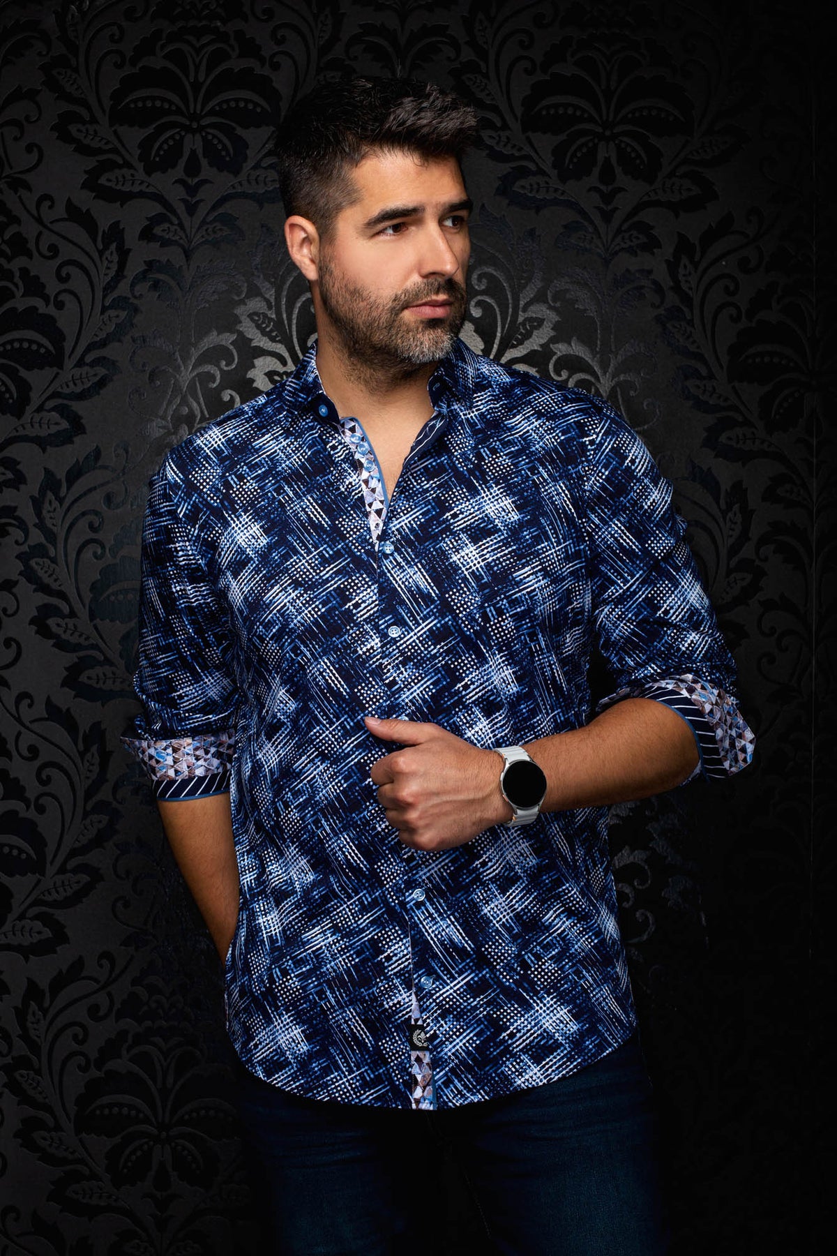 Vue avant en angle d'une chemise bleu marine à motif, poignets roulés avec revers contrastés pour homme par Au Noir