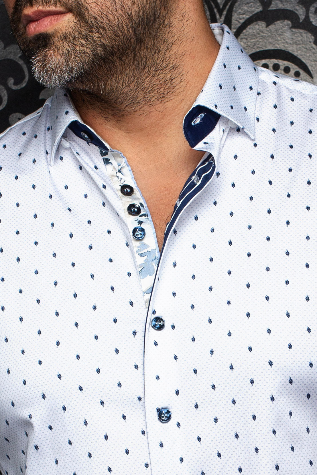 Col de chemise blanche, imprimé feuilles marine, patte contrastante et boutons foncés pour homme par Au Noir, en gros plan