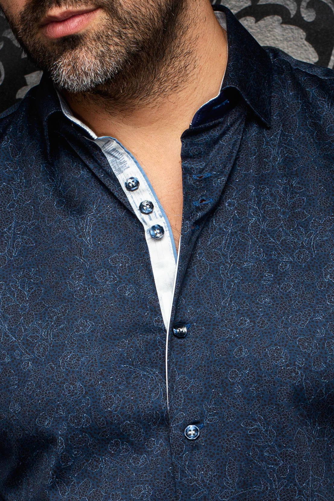 Col de chemise bleu marine à motif, patte contrastante pâle et boutons foncés pour homme par Au Noir, en gros plan