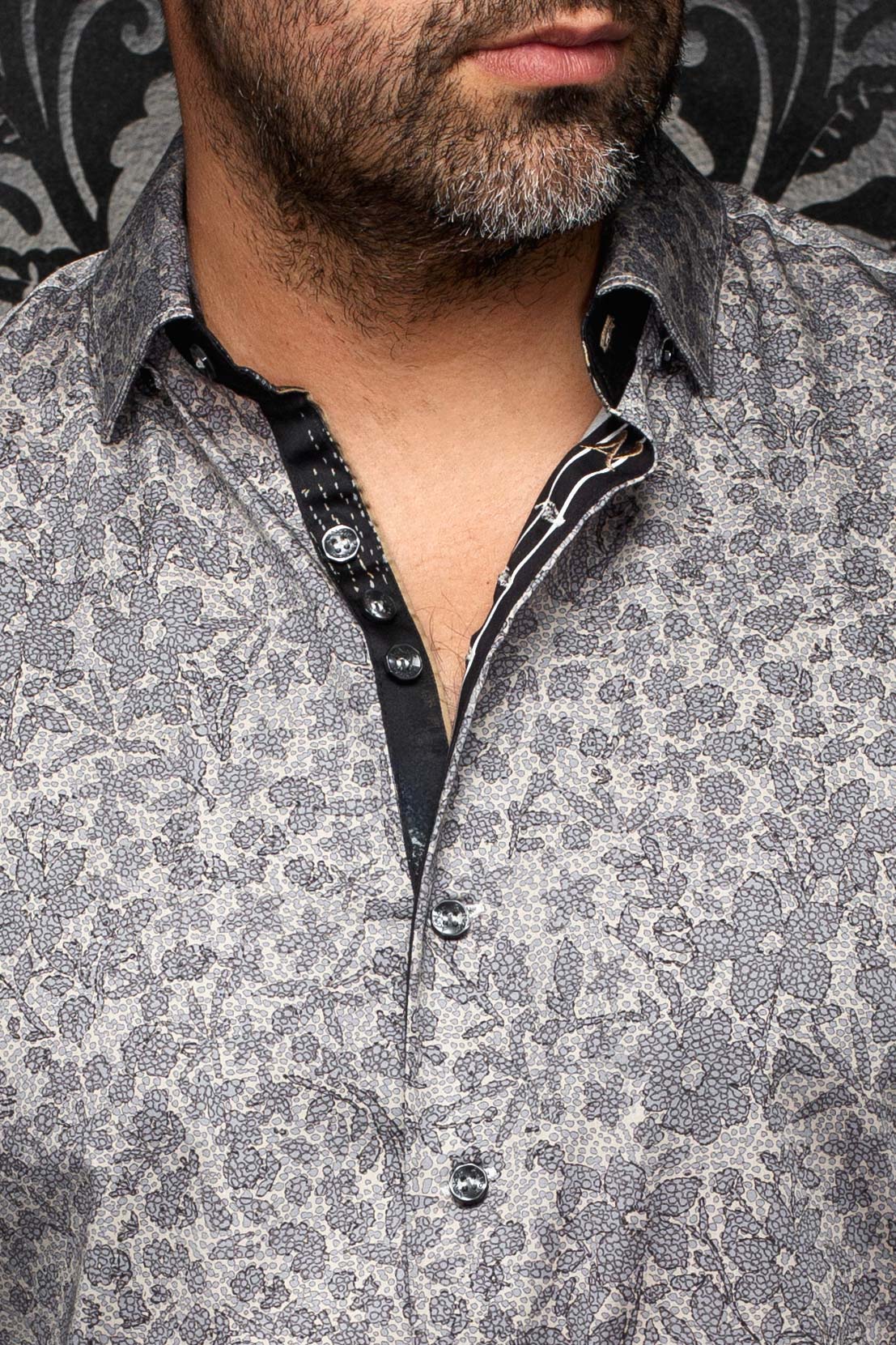 Chemise grise à fleurs avec patte noire contrastante, col et boutons lustrés pour homme par Au Noir, en gros plan