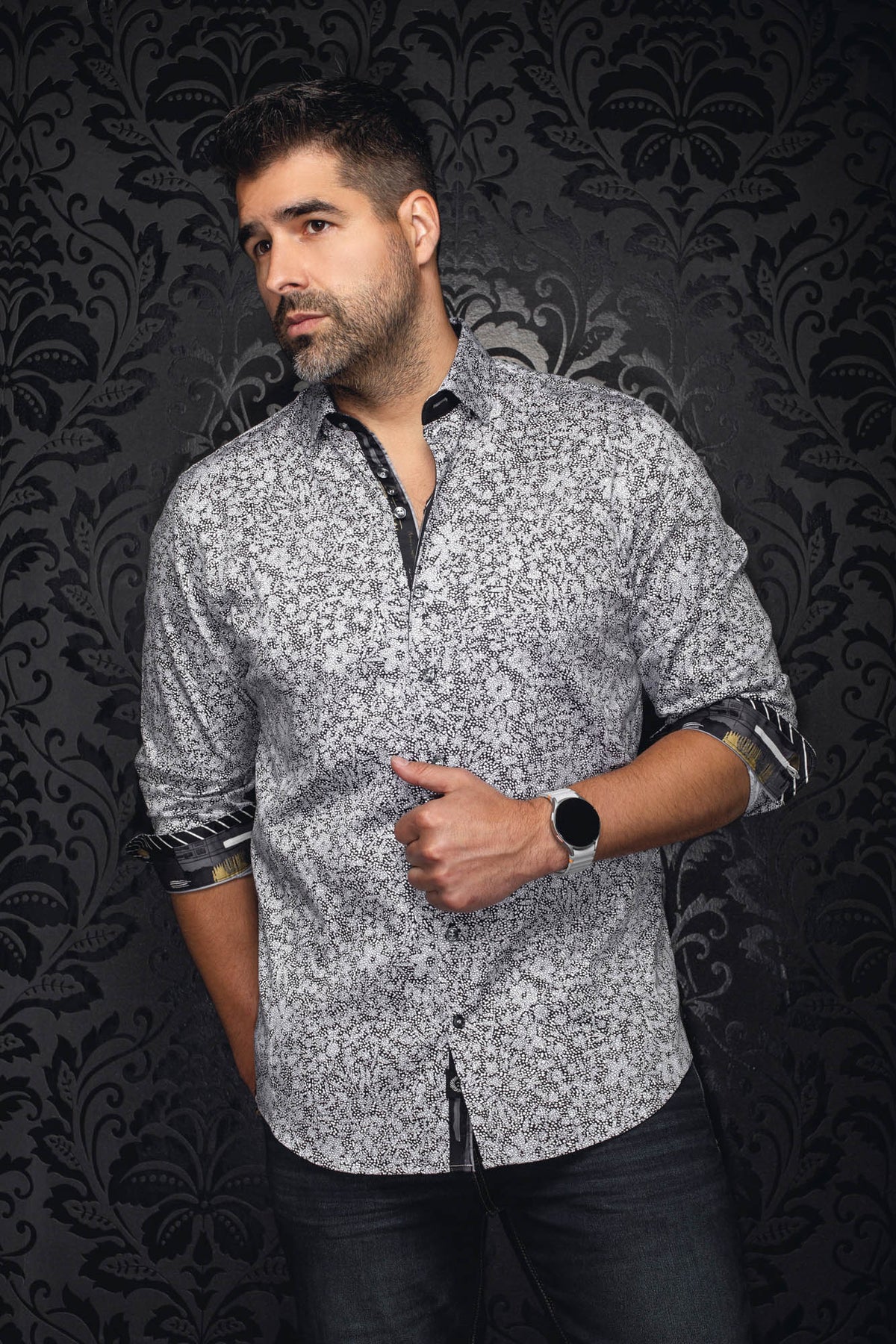 Vue avant sur modèle d’une chemise grise et noire à motif, poignets contrastants roulés pour homme par Au Noir