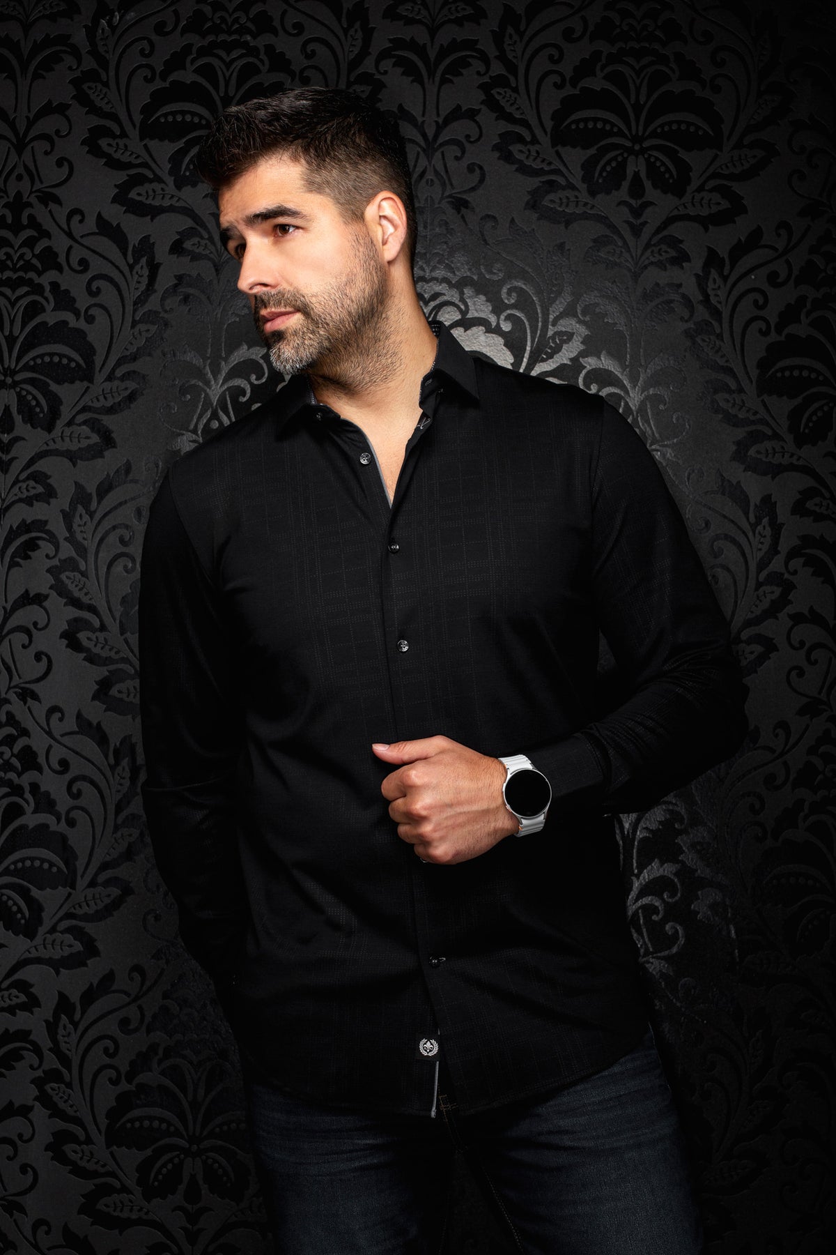 Vue de face sur mannequin d’une chemise noire texturée à boutons avec col pointu et boutons foncés pour homme par Au Noir