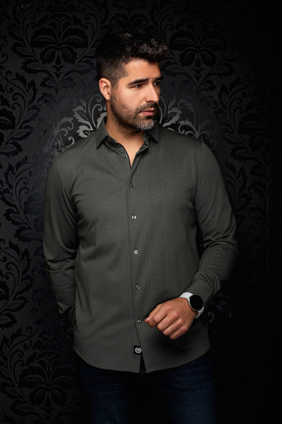 Chemise verte olive à manches longues, vue avant avec col pointu et patte boutonnée pour homme par Au Noir