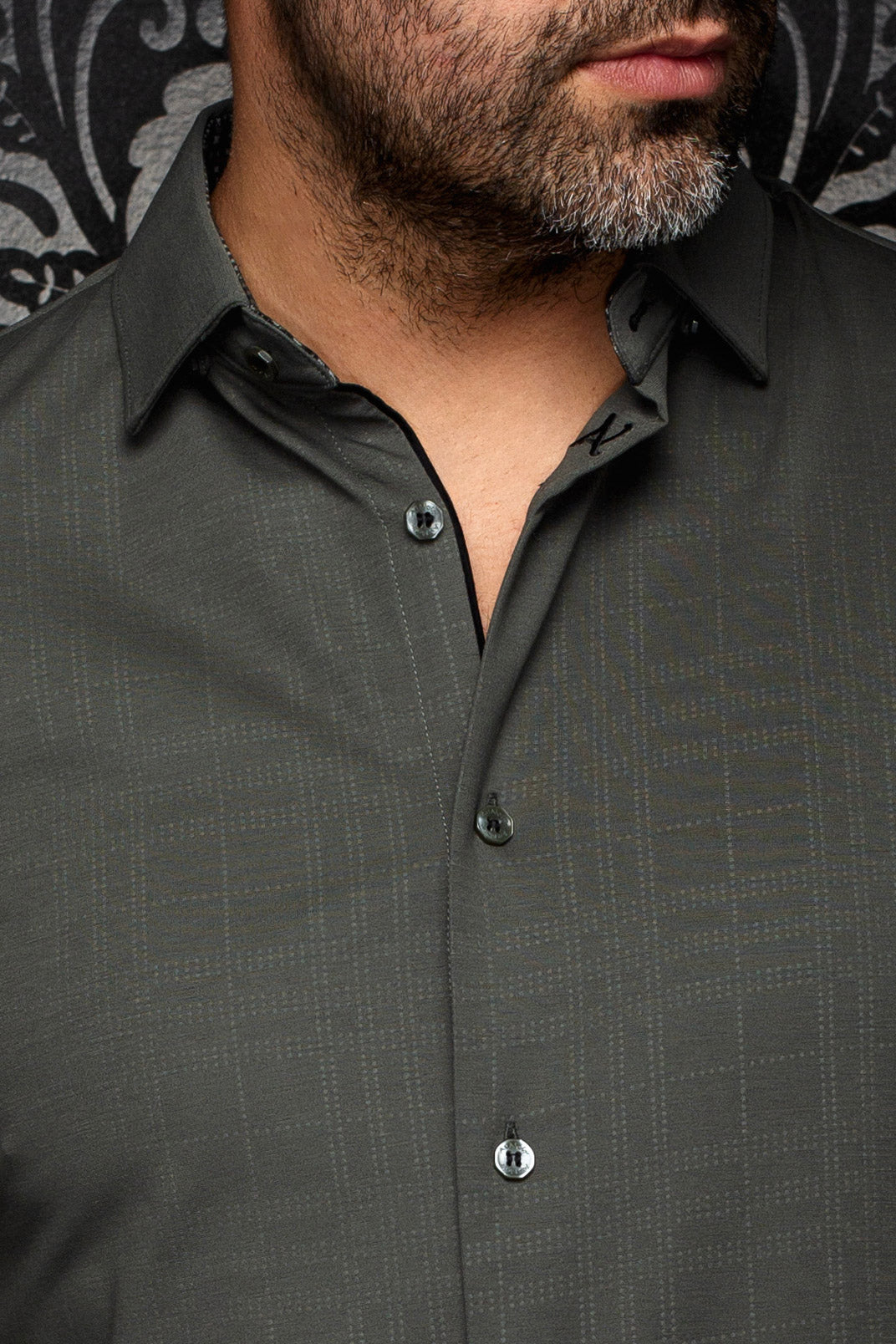 Détail du col de chemise verte olive, boutons, garniture noire et texture à carreaux ton sur ton pour homme par Au Noir