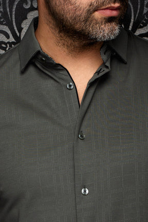Détail du col de chemise verte olive, boutons, garniture noire et texture à carreaux ton sur ton pour homme par Au Noir