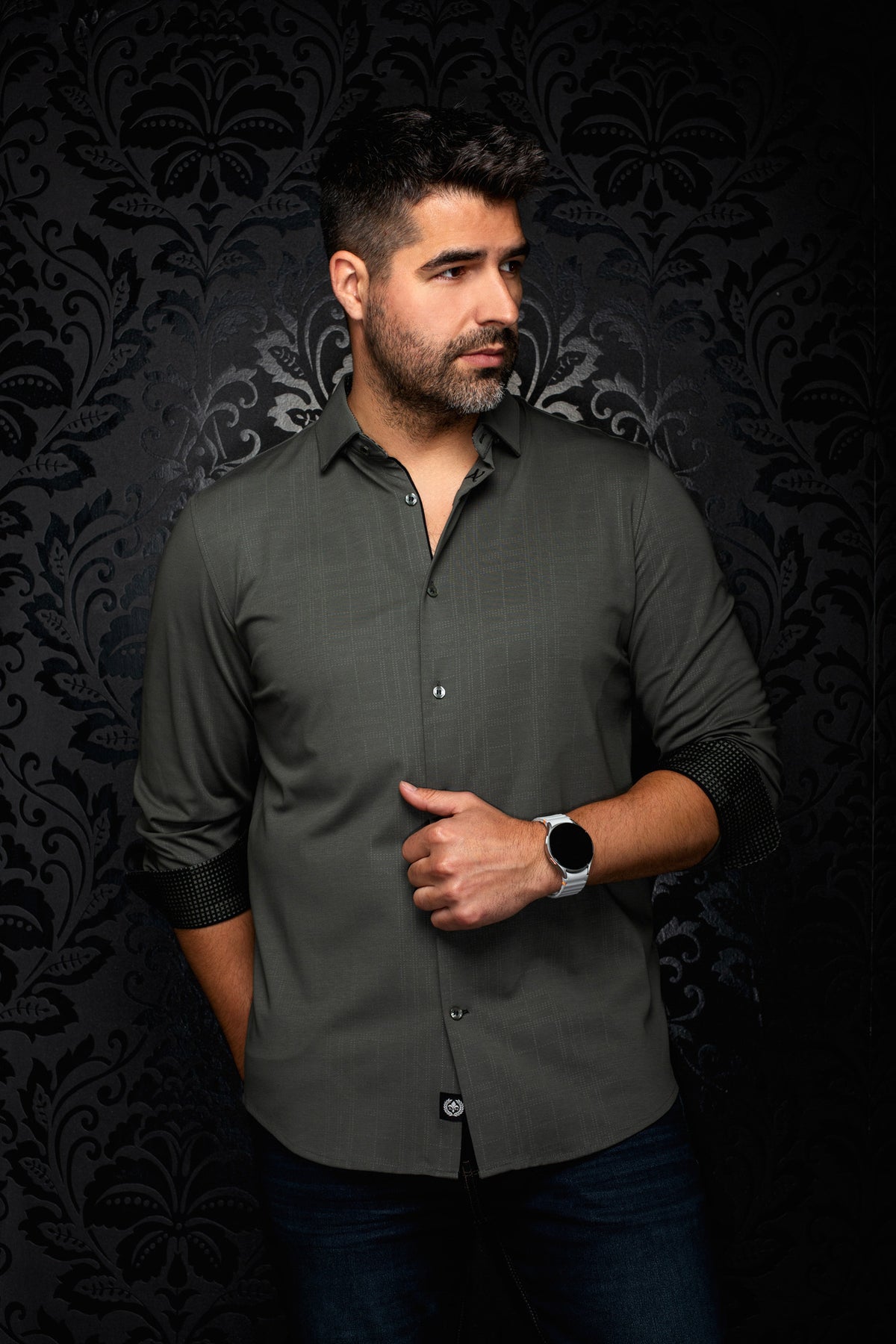 Chemise verte olive à manches longues, vue avant avec poignets noirs contrastants retournés pour homme par Au Noir