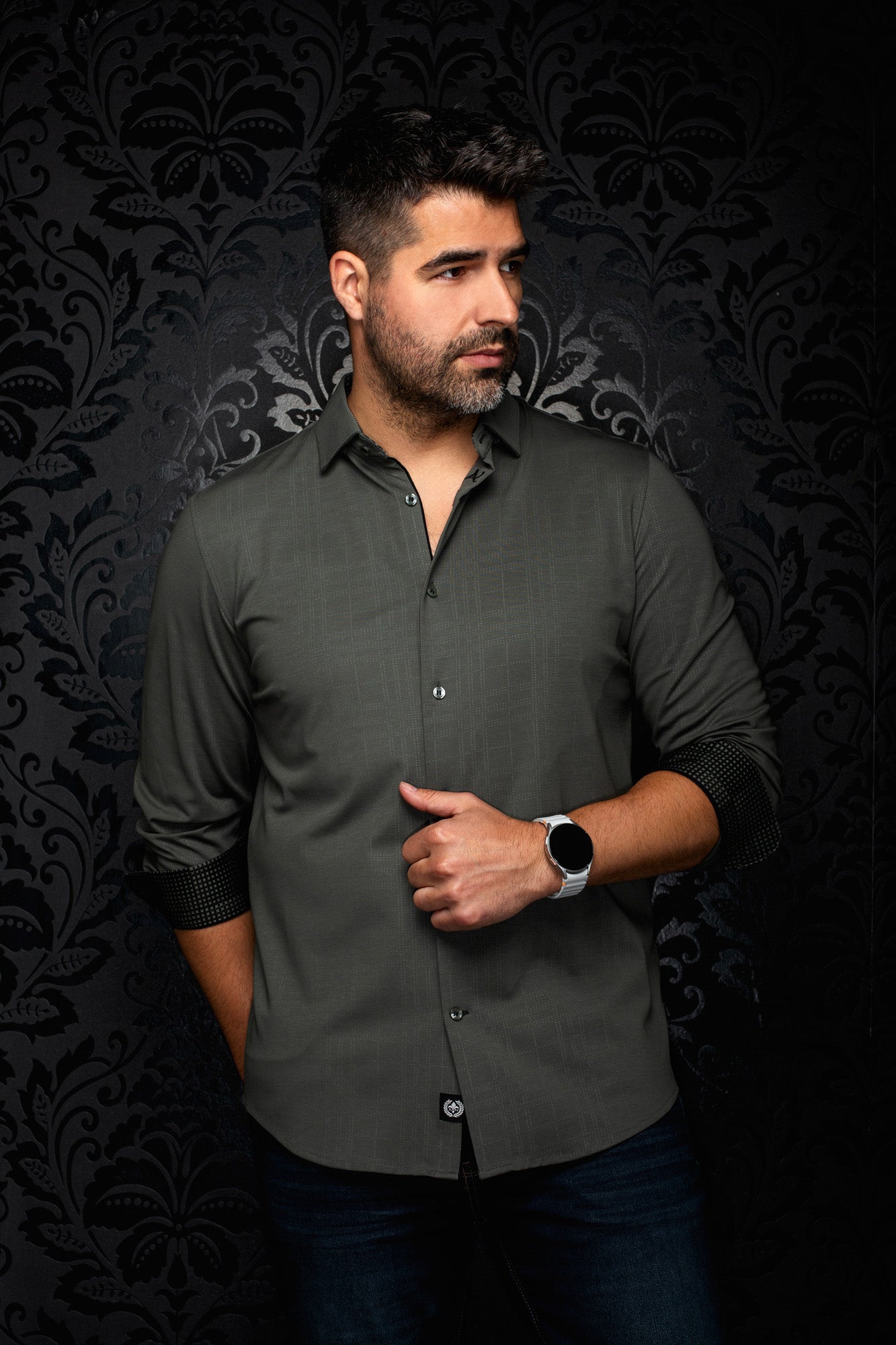 Chemise verte olive à manches longues, vue avant avec poignets noirs contrastants retournés pour homme par Au Noir
