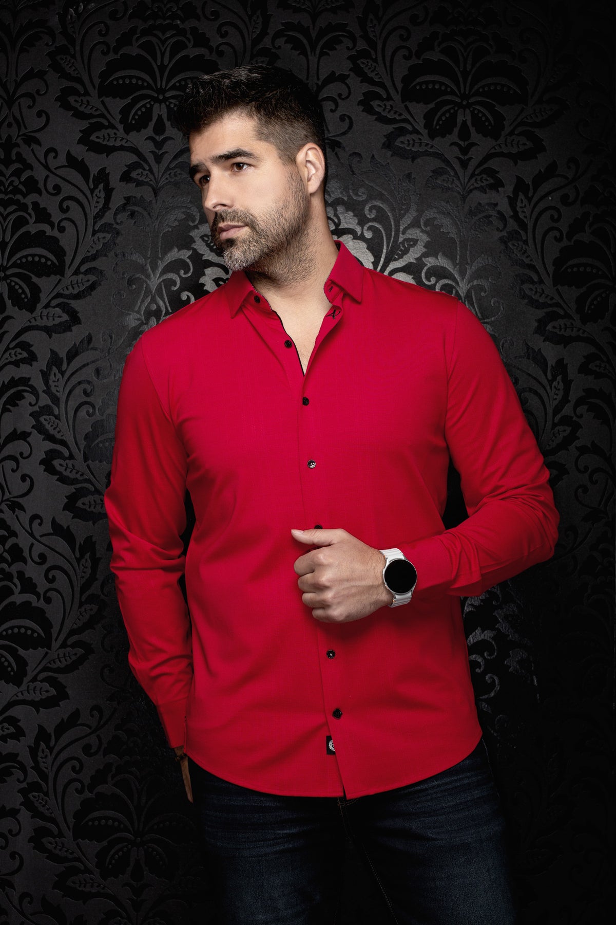 Chemise rouge à manches longues sur mannequin, vue avant avec boutons noirs et ourlet arrondi pour homme par Au Noir