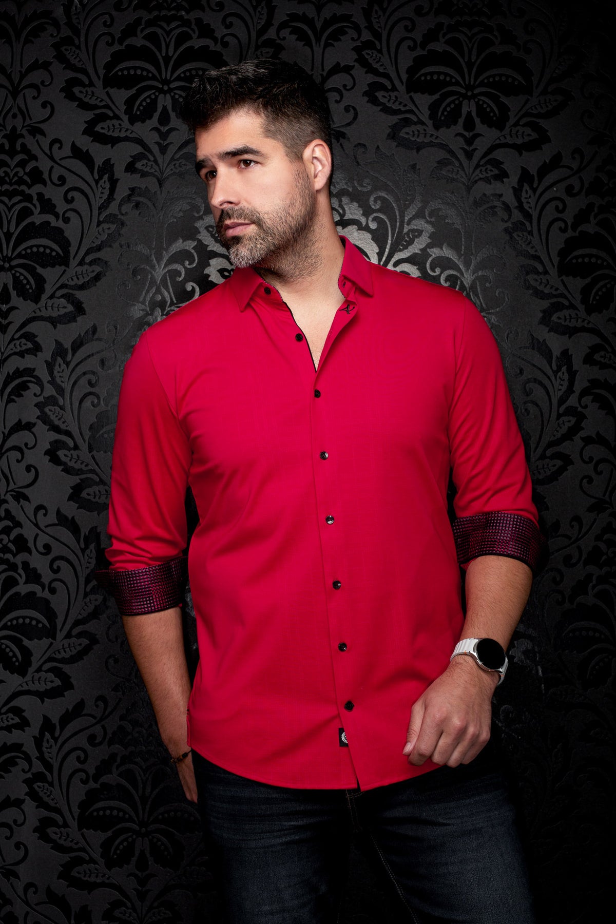 Chemise rouge à manches longues sur mannequin, vue avant inclinée avec poignets à carreaux pour homme par Au Noir