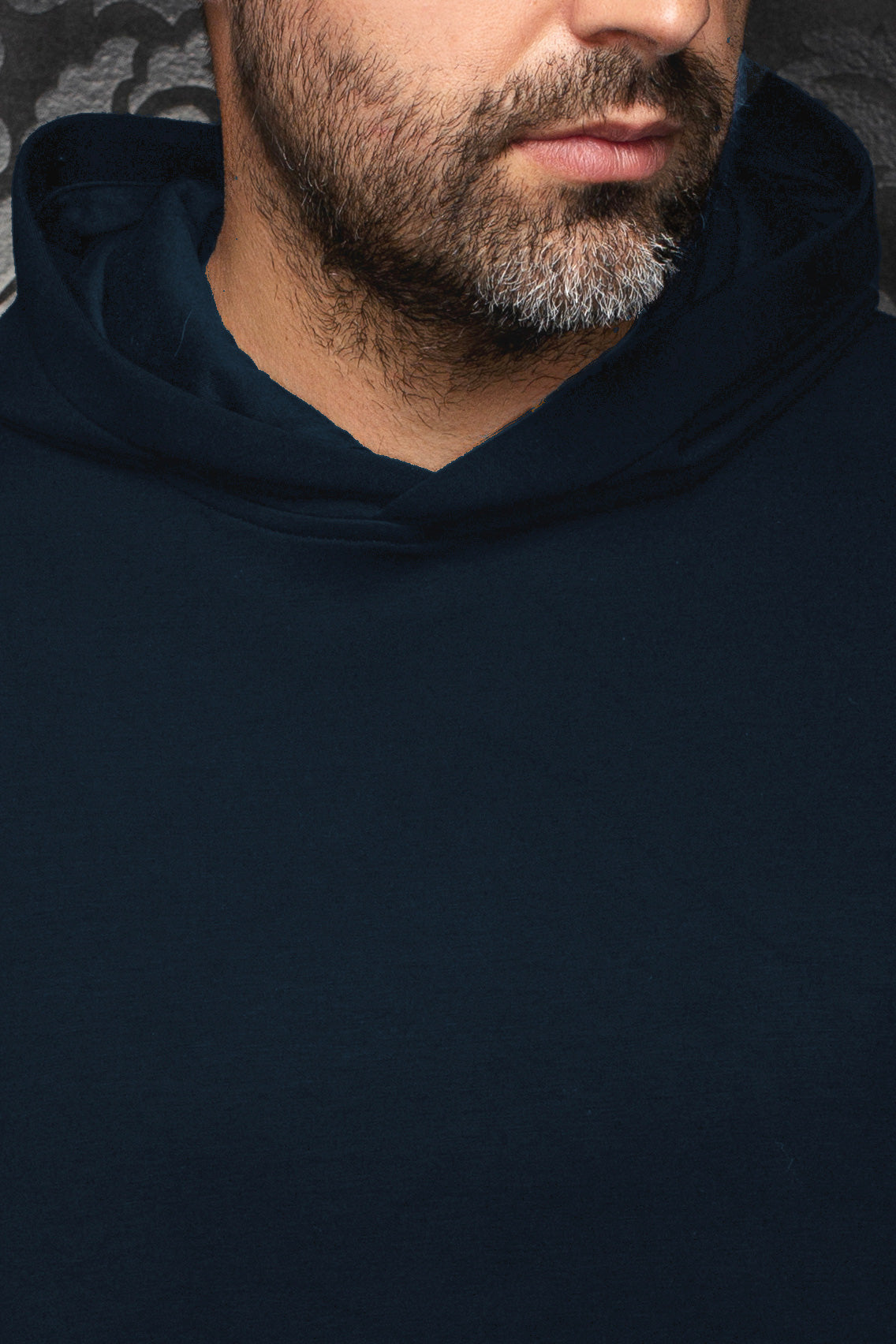 Veste sport à capuchon bleu marine montrant l’encolure et le devant uni pour homme par Au Noir, en gros plan