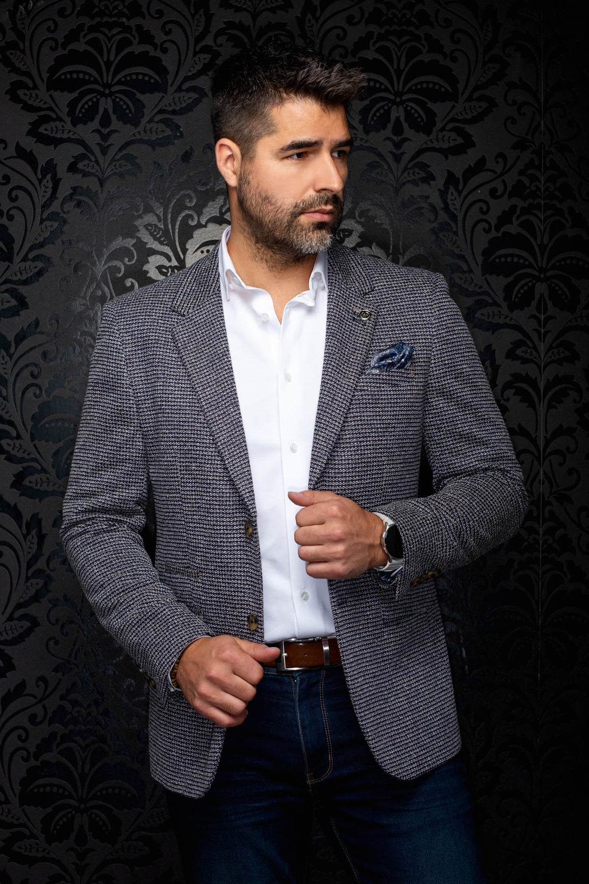 Veston texturé bleu marine à revers crantés et pochette bleue pour homme par Au Noir, vue avant sur mannequin