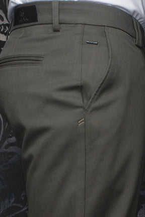 Pantalon chino vert olive avec passants, poche passepoilée et garnitures logo pour homme par Au Noir, en gros plan