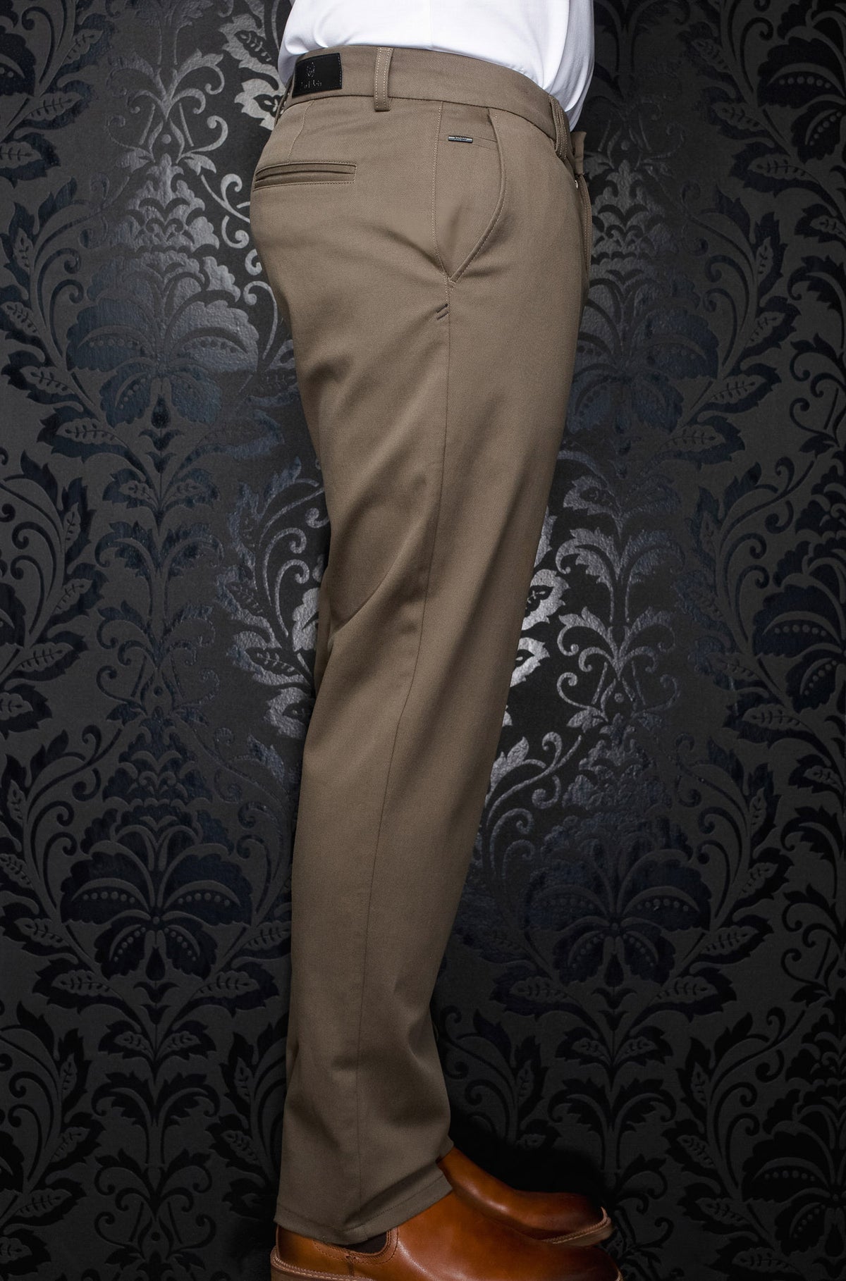 Vue de côté arrière d’un pantalon chino taupe avec passants et poche passepoilée pour homme par Au Noir
