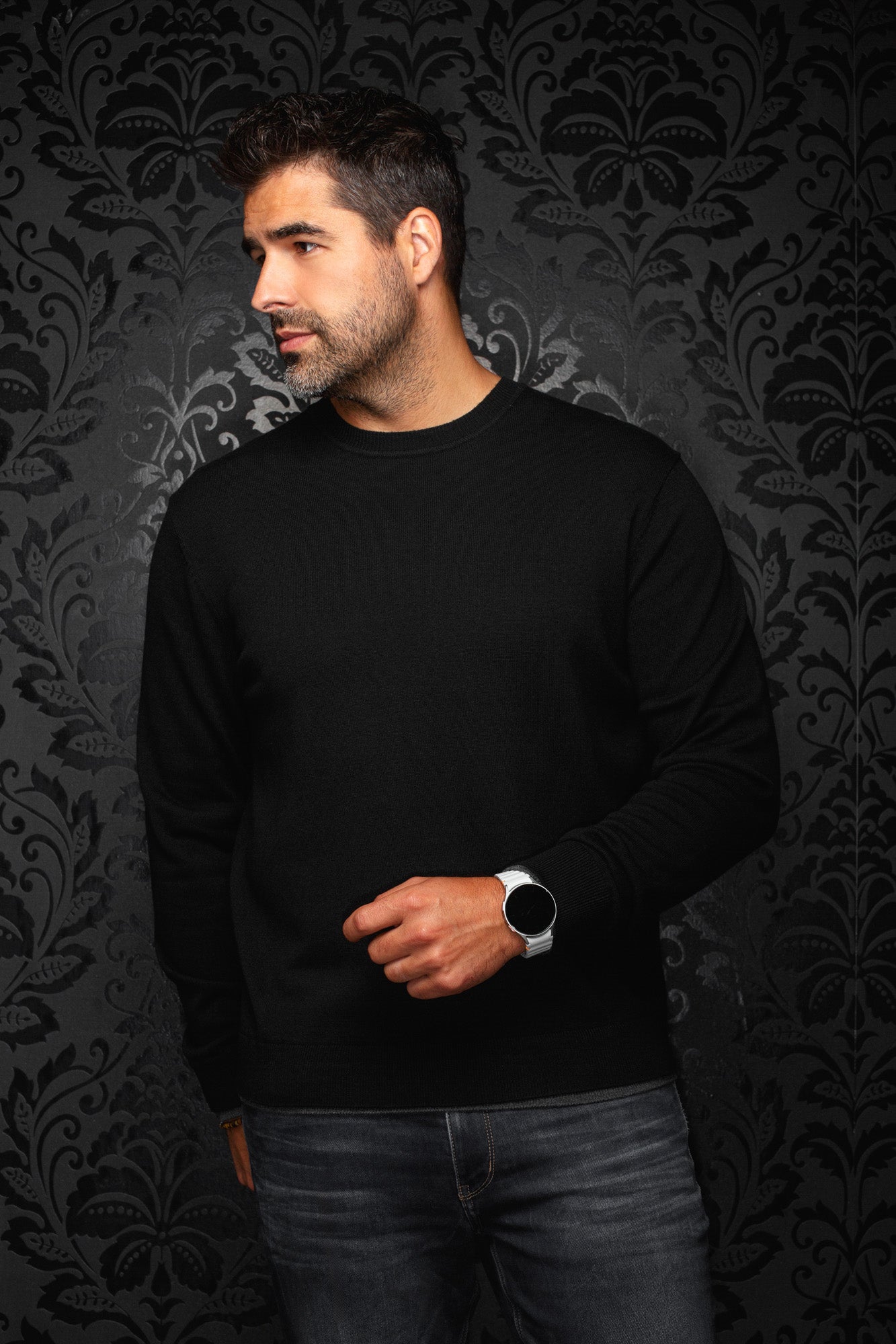 Chandail en cachemire noir à col rond avec poignets et ourlet côtelés pour homme par Au Noir, vue de face sur mannequin