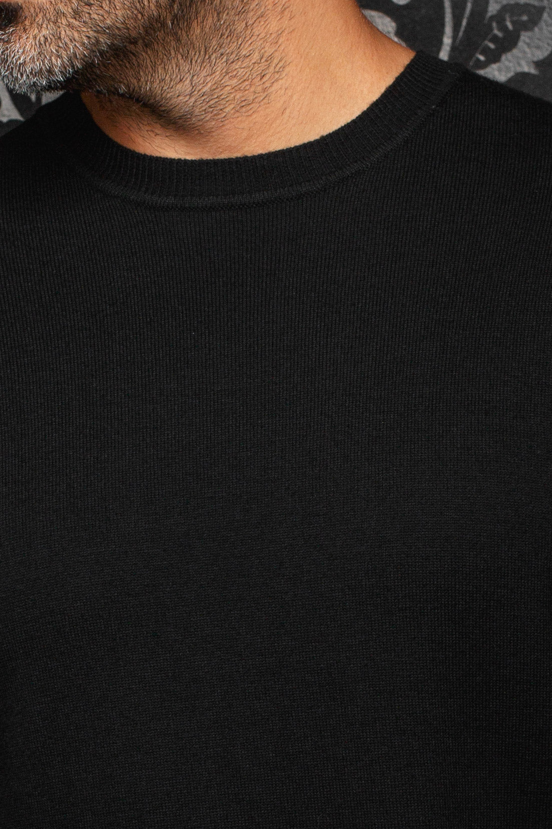 Chandail en cachemire noir en tricot fin avec col rond côtelé et devant uni pour homme par Au Noir, en gros plan
