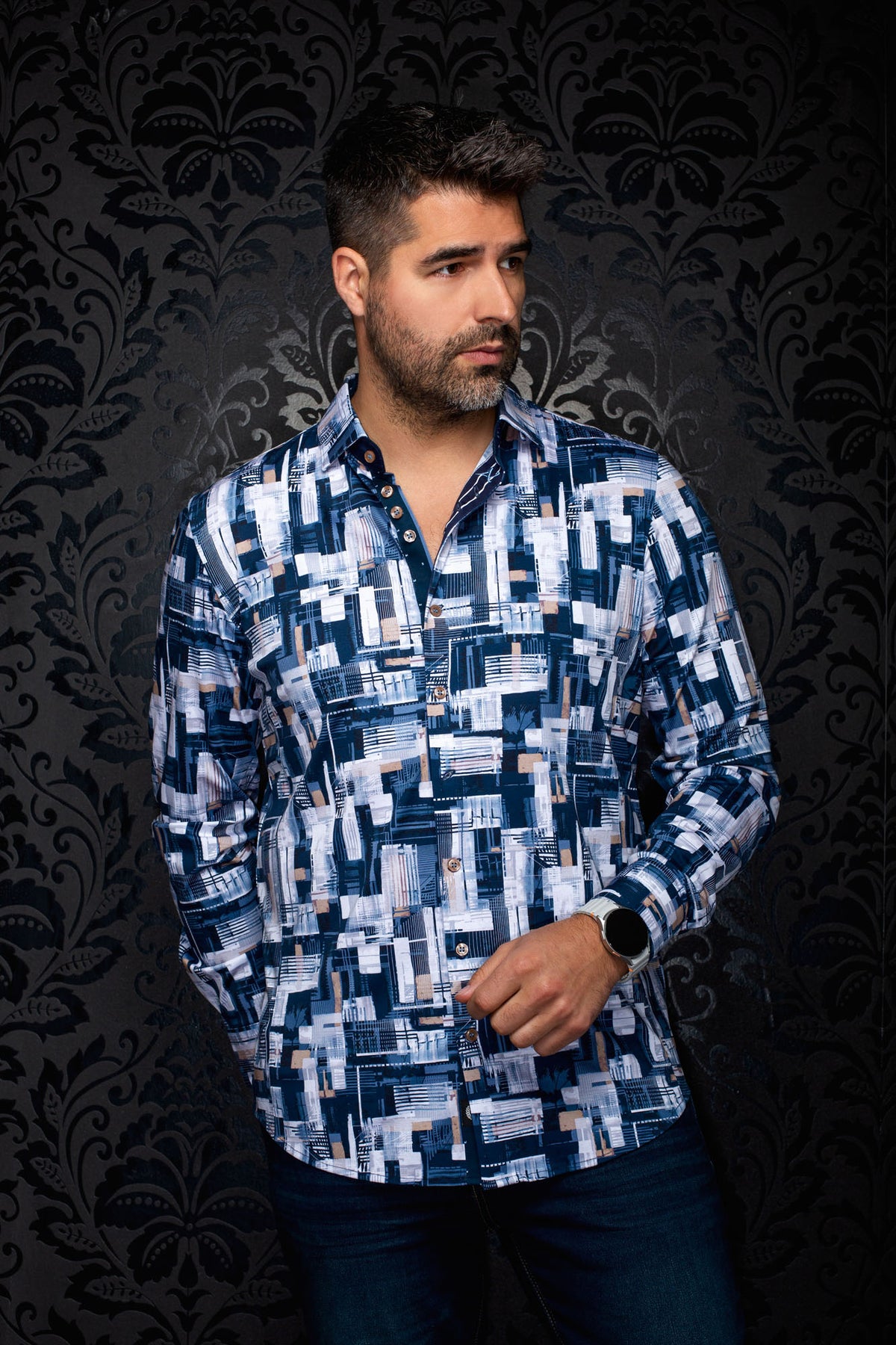 Chemise bleu marine, vue de face sur mannequin pour homme par Au Noir