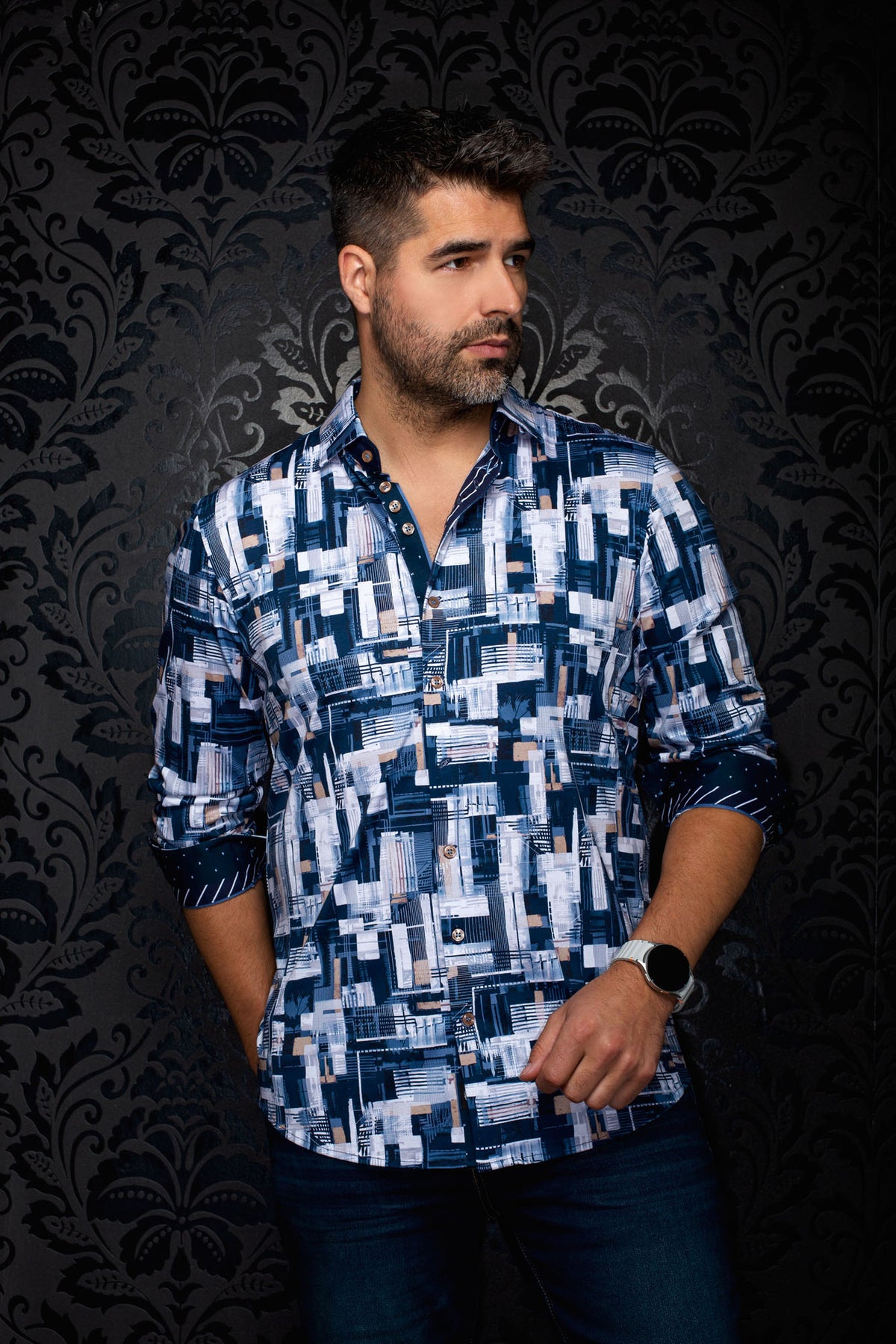 Chemise boutonnée bleu marine à motif géométrique sur mannequin, vue de cote pour homme par Au Noir