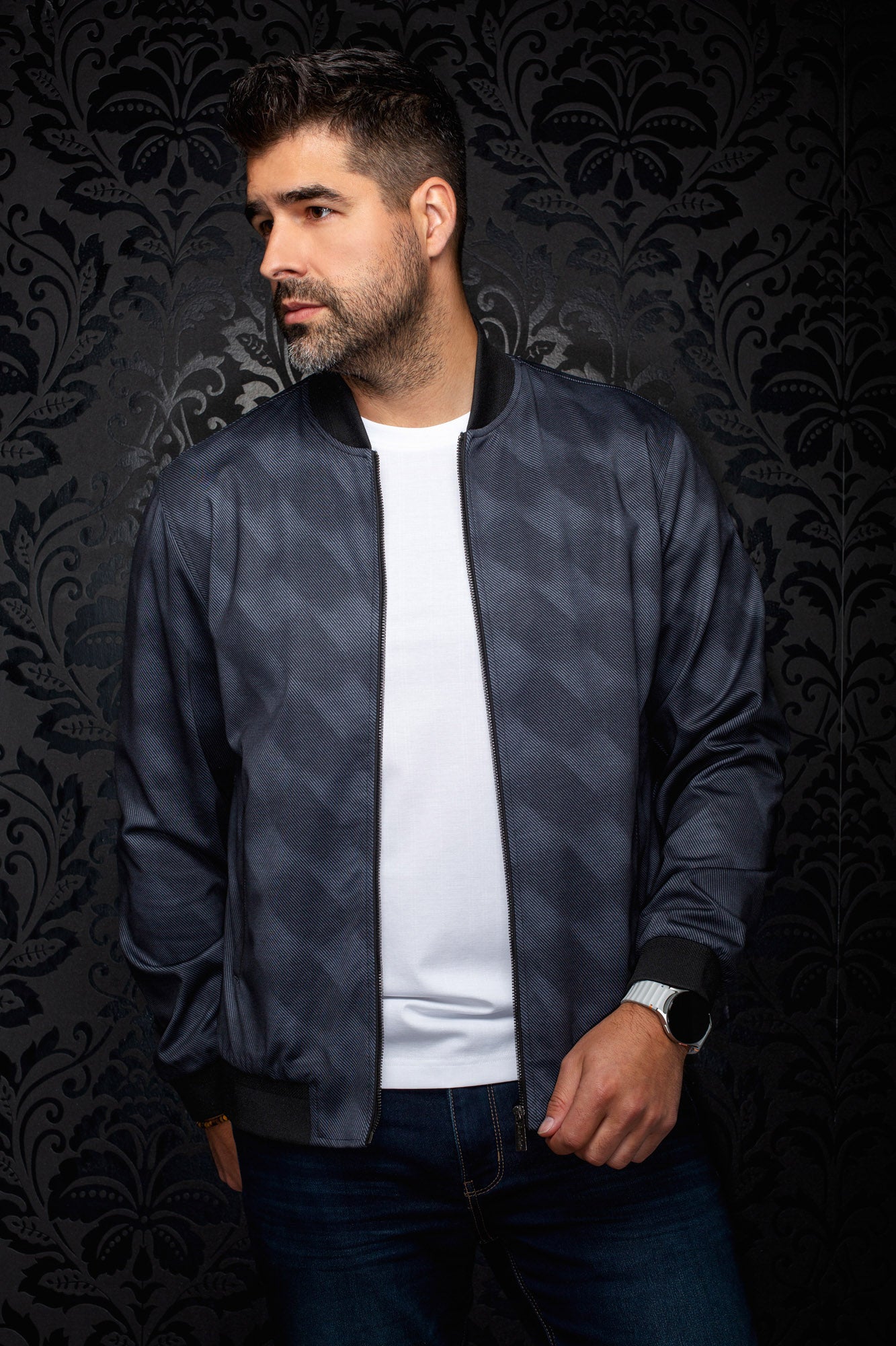 Coupe-vent mi-saison style bomber bomber bleu marine foncé vue de face avec col pour homme par Au Noir