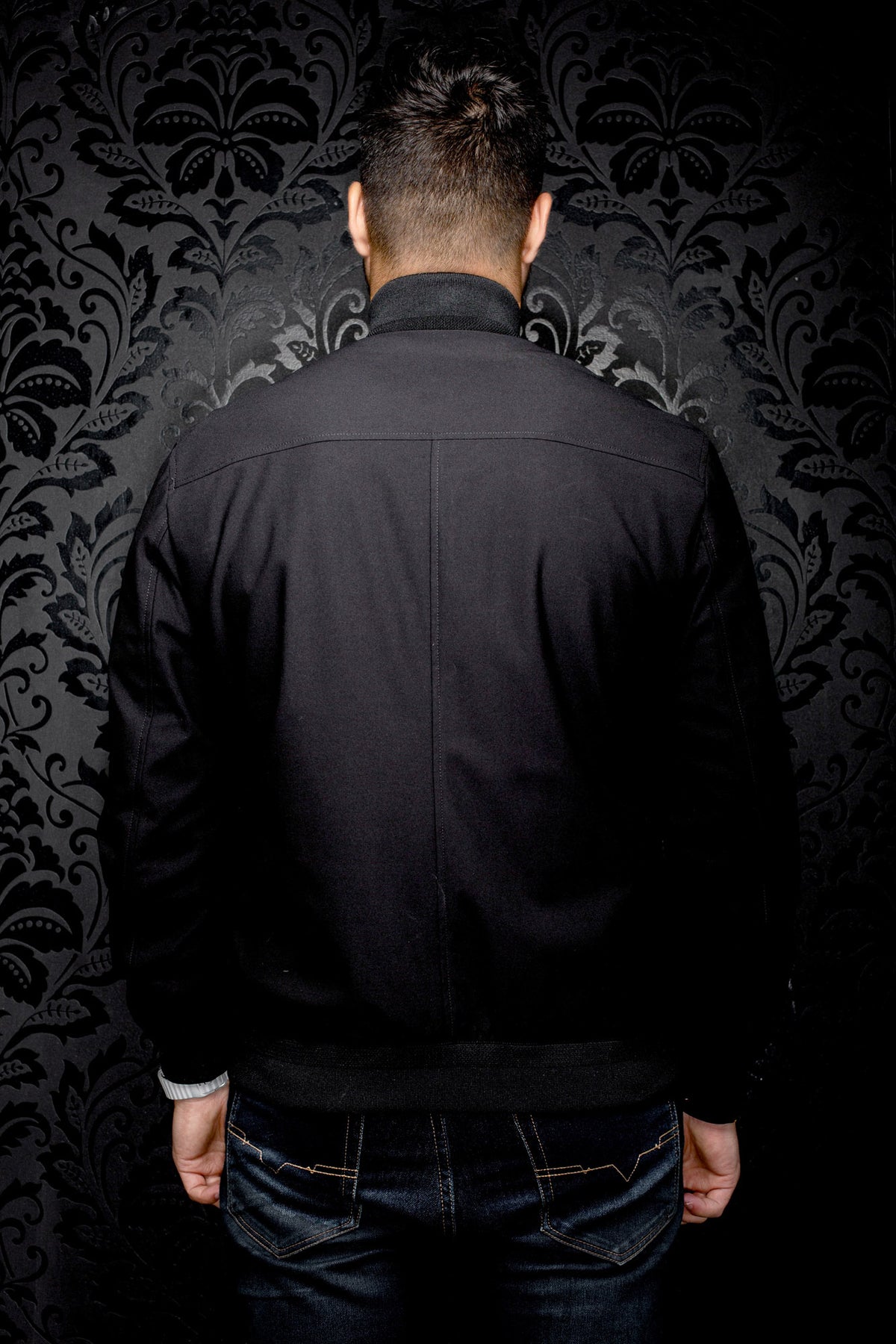 Vue arrière d’un coupe-vent mi-saison style bomber bomber noire avec col et bande côtelée pour homme par Au Noir