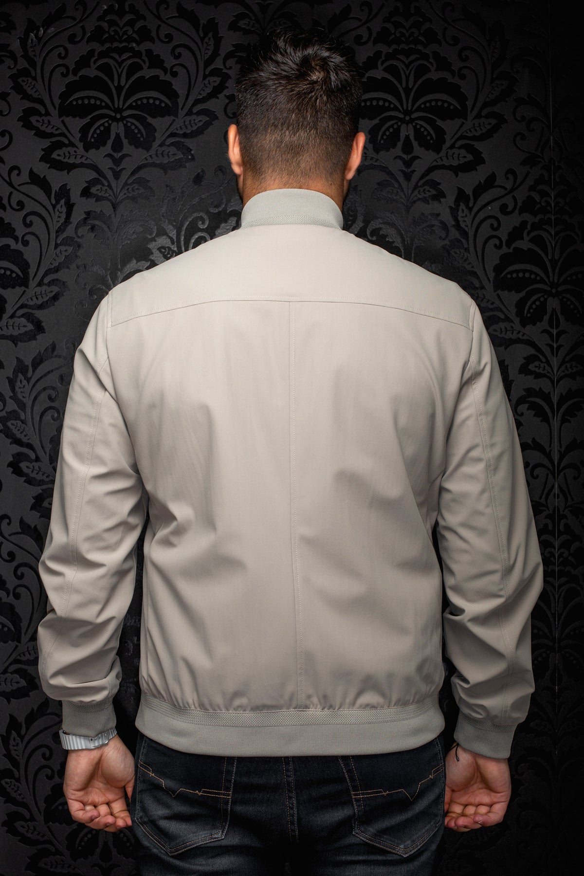 Coupe-vent mi-saison style bomber gris, vue de dos sur mannequin pour homme par Au Noir