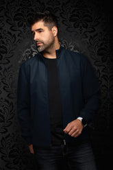 Coupe-vent mi-saison style bomber bleu marine, vue de face sur mannequin pour homme par Au Noir