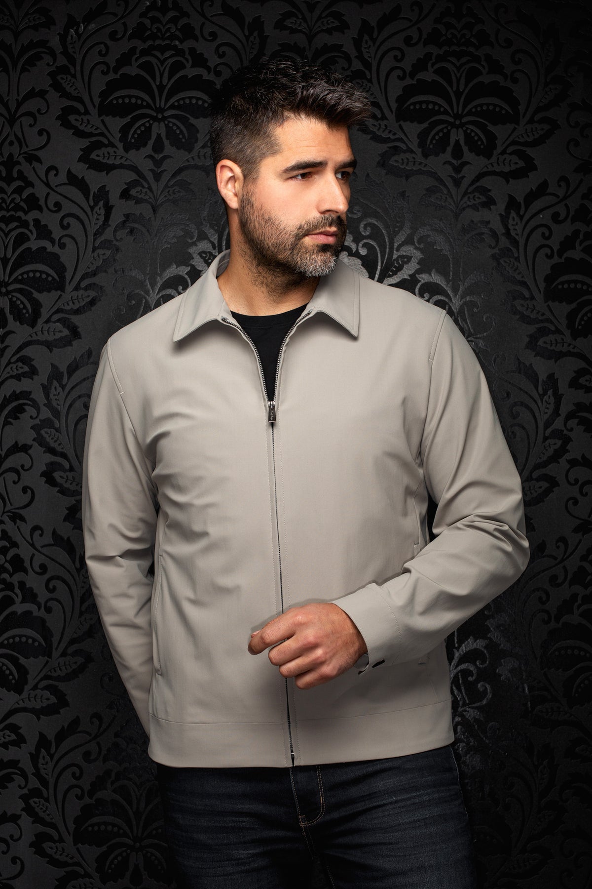 Coupe-vent mi-saison style bomber grise pâle vue de face avec col pointu et glissière métal pour homme par Au Noir