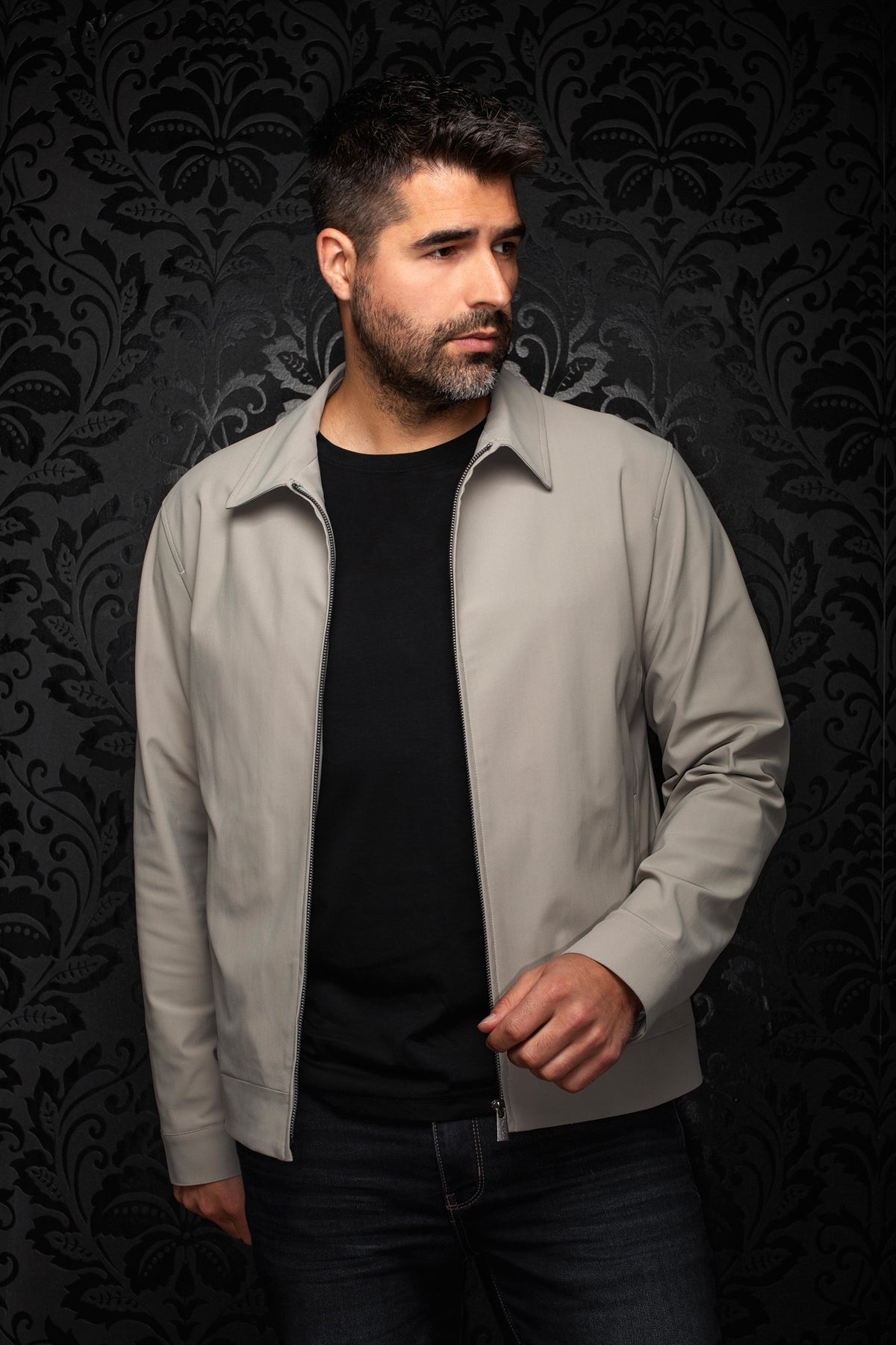 Coupe-vent mi-saison style bomber grise pâle à glissière porté ouvert, vue de face sur mannequin pour homme par Au Noir