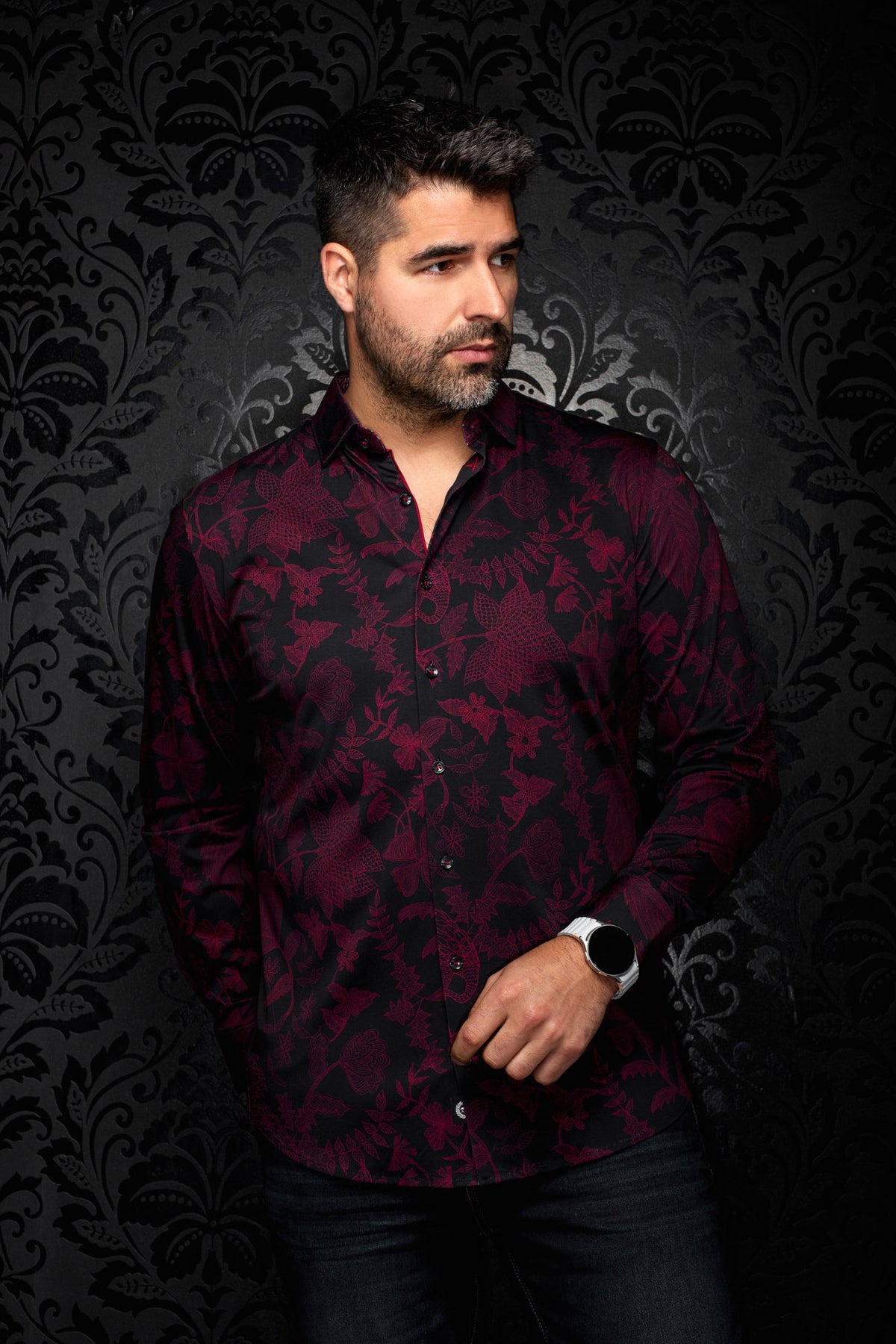 Chemise noire à manches longues, imprimé floral bourgogne et col pointu pour homme par Au Noir, vue de face sur mannequin
