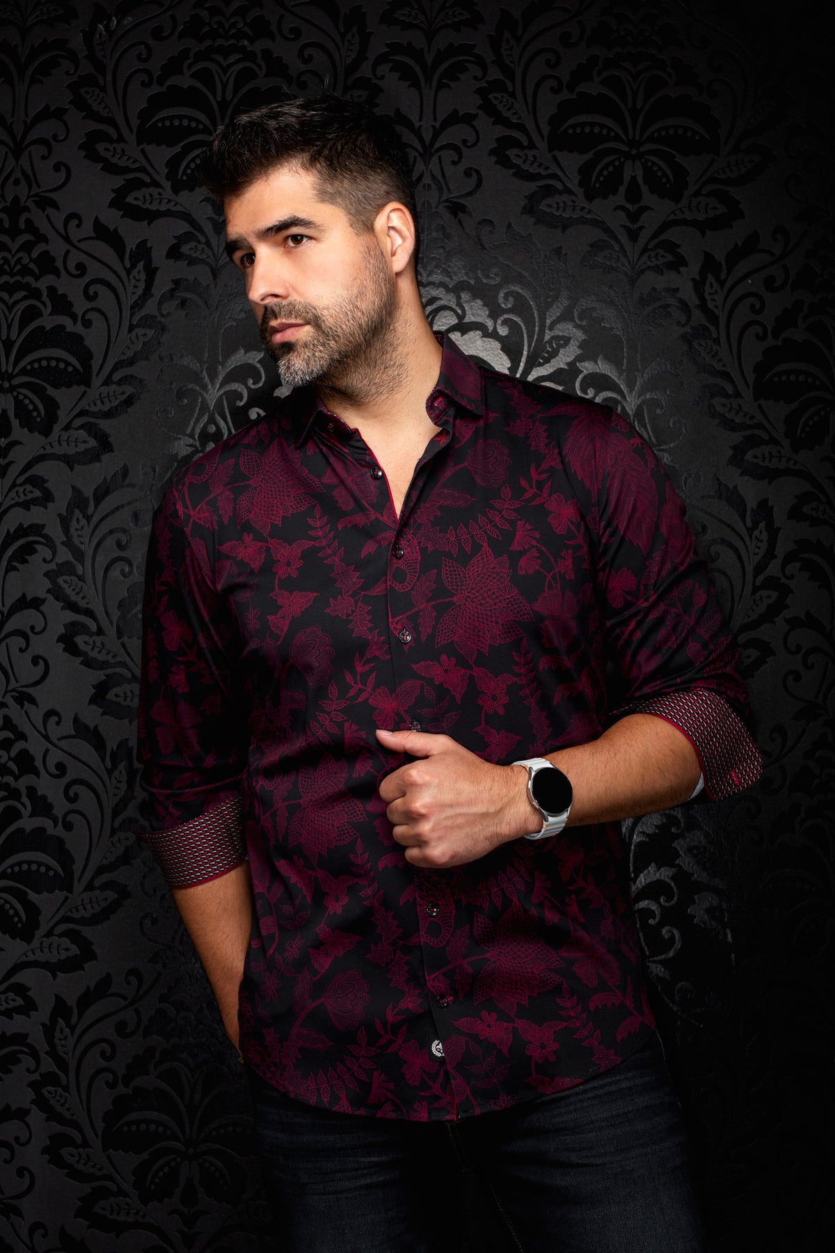 Vue en angle sur mannequin de la chemise noire à fleurs bourgogne pour homme par Au Noir