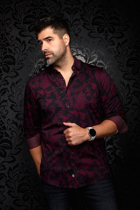 Vue en angle sur mannequin de la chemise noire à fleurs bourgogne pour homme par Au Noir