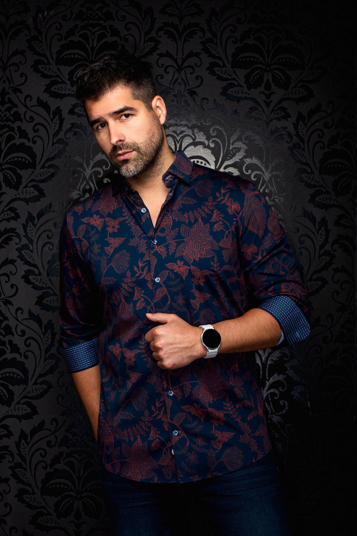 Vue avant en angle d’une chemise bleu marine à fleurs, manches roulées et poignets à motif bleu pour homme par Au Noir