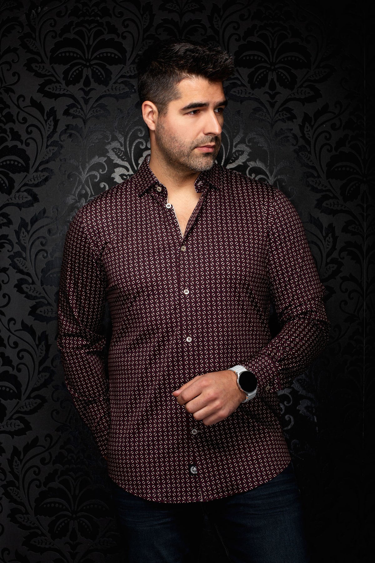 Vue de face d’une chemise bourgogne à motif géométrique, manches longues et boutons pâles pour homme par Au Noir