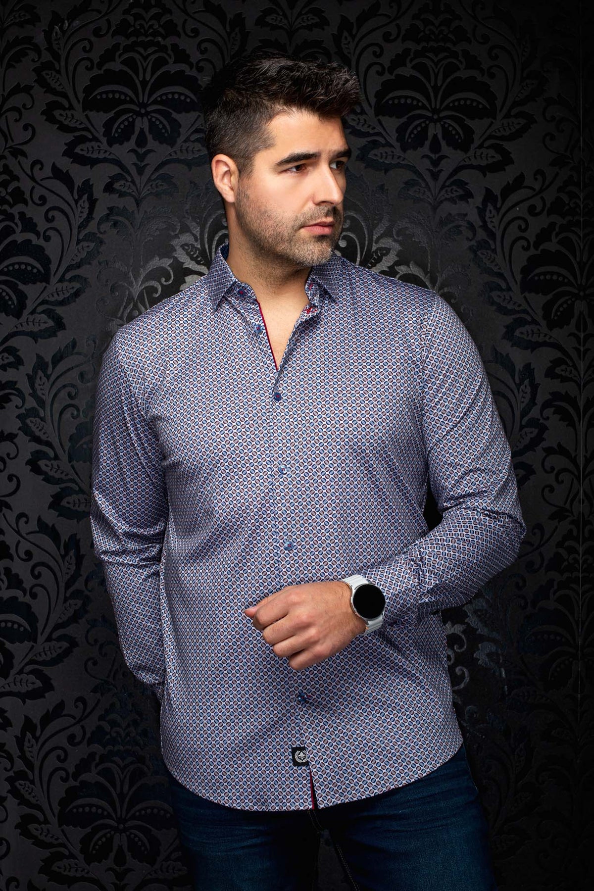 Chemise bleue à motif géométrique, col ouvert et accents bourgogne pour homme par Au Noir, vue de face