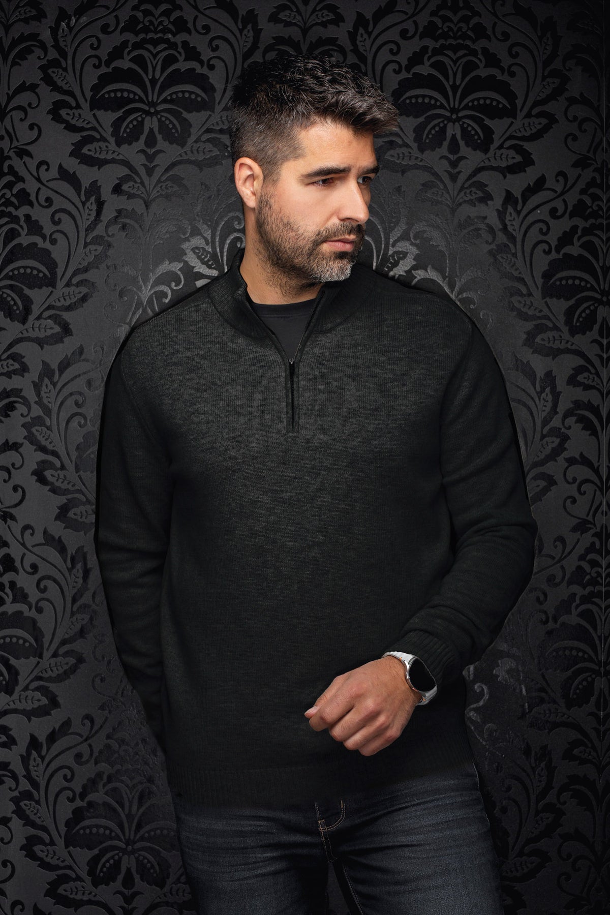 Chandail en cachemire noir en tricot texturée à demi-glissière, vue de face sur mannequin pour homme par Au Noir