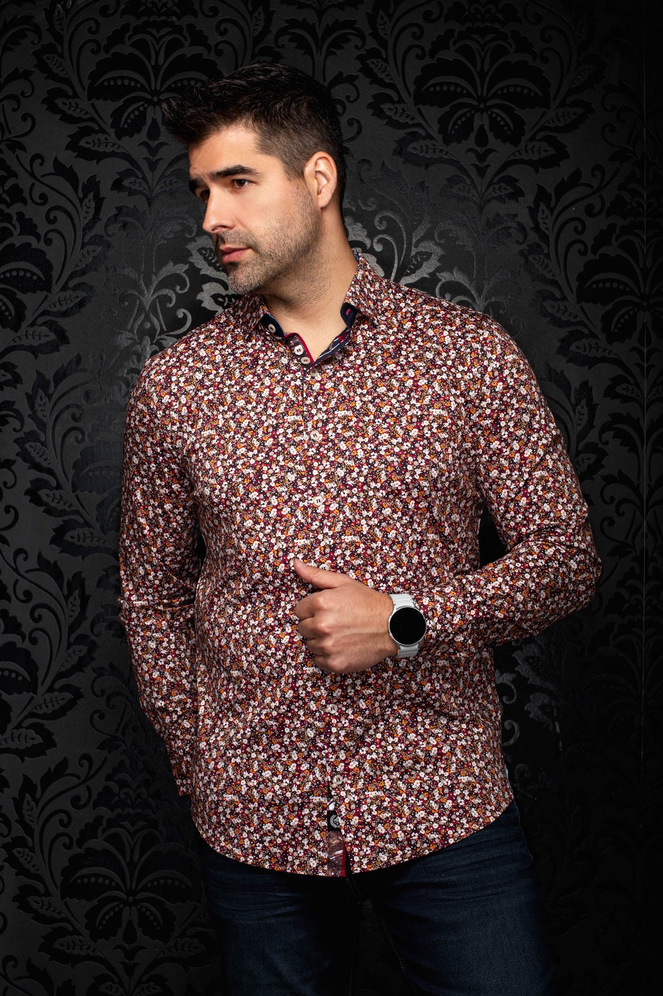Vue de face d’une chemise bordeaux à fleurs, manches longues, col ouvert et ourlet arrondi pour homme par Au Noir