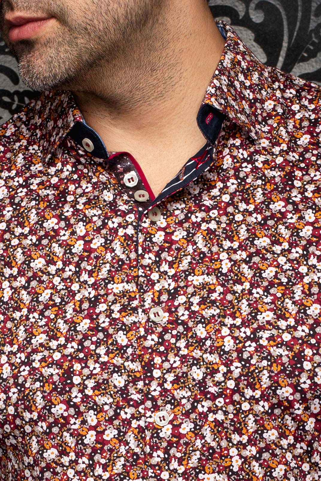 Col de chemise bordeaux à fleurs, boutons blancs et patte intérieure contrastante pour homme par Au Noir, en gros plan